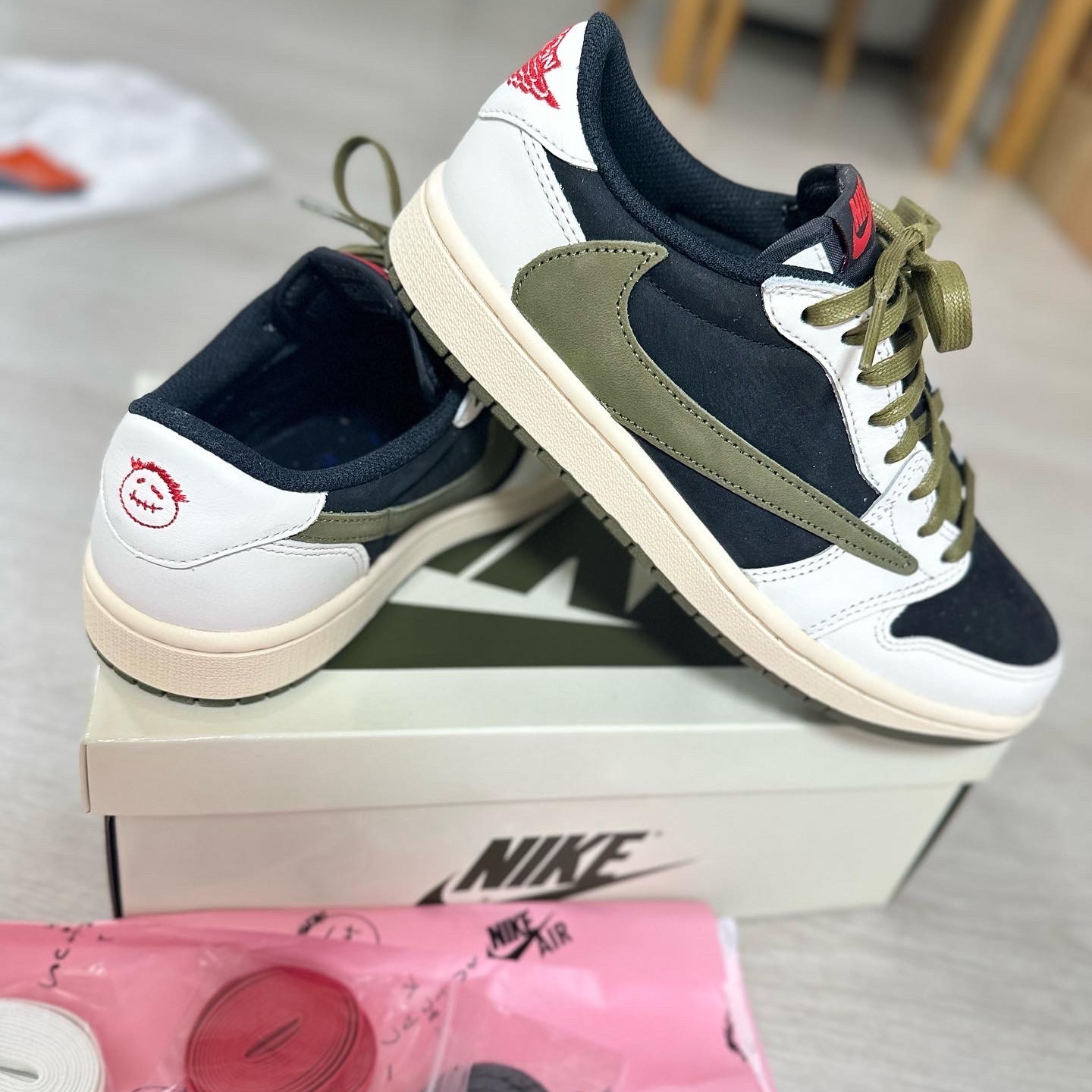(W) Jordan 1 x Travis Scott Retro Low OG SP Medium Olive 착용 스타일 - 1