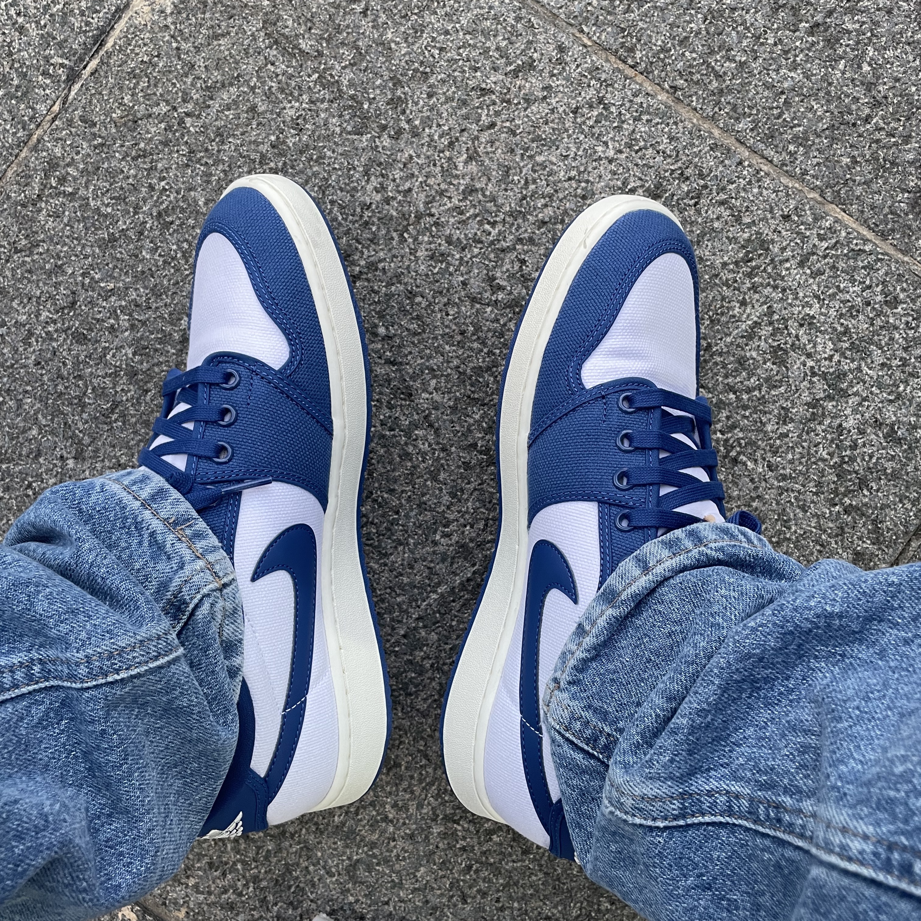 Jordan 1 KO Low White Dark Royal Blue 착용 스타일