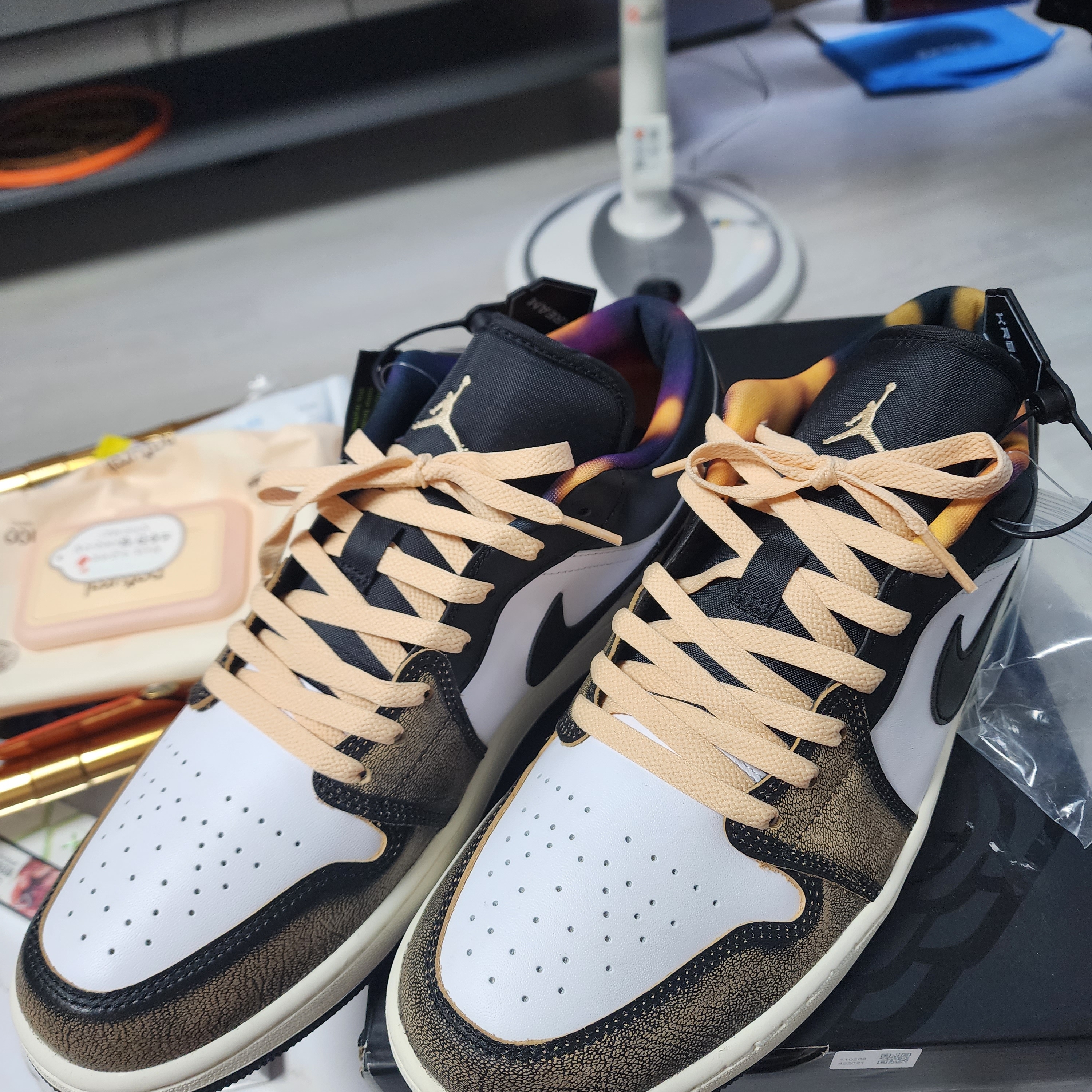 Jordan 1 Low SE Black White Onyx 착용 스타일