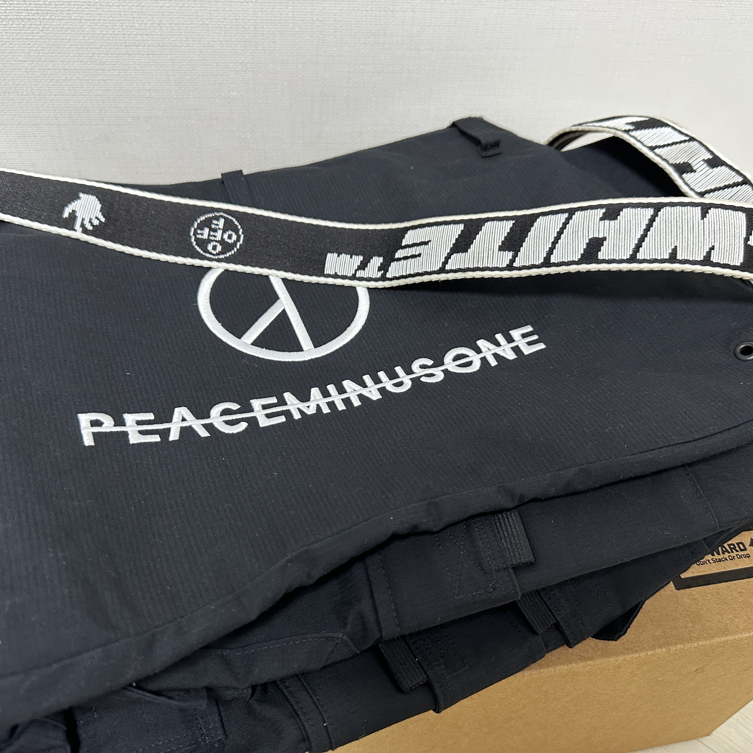 Nike x Peaceminusone Wide Pants Black (DR0096-010) 착용 스타일 - 2