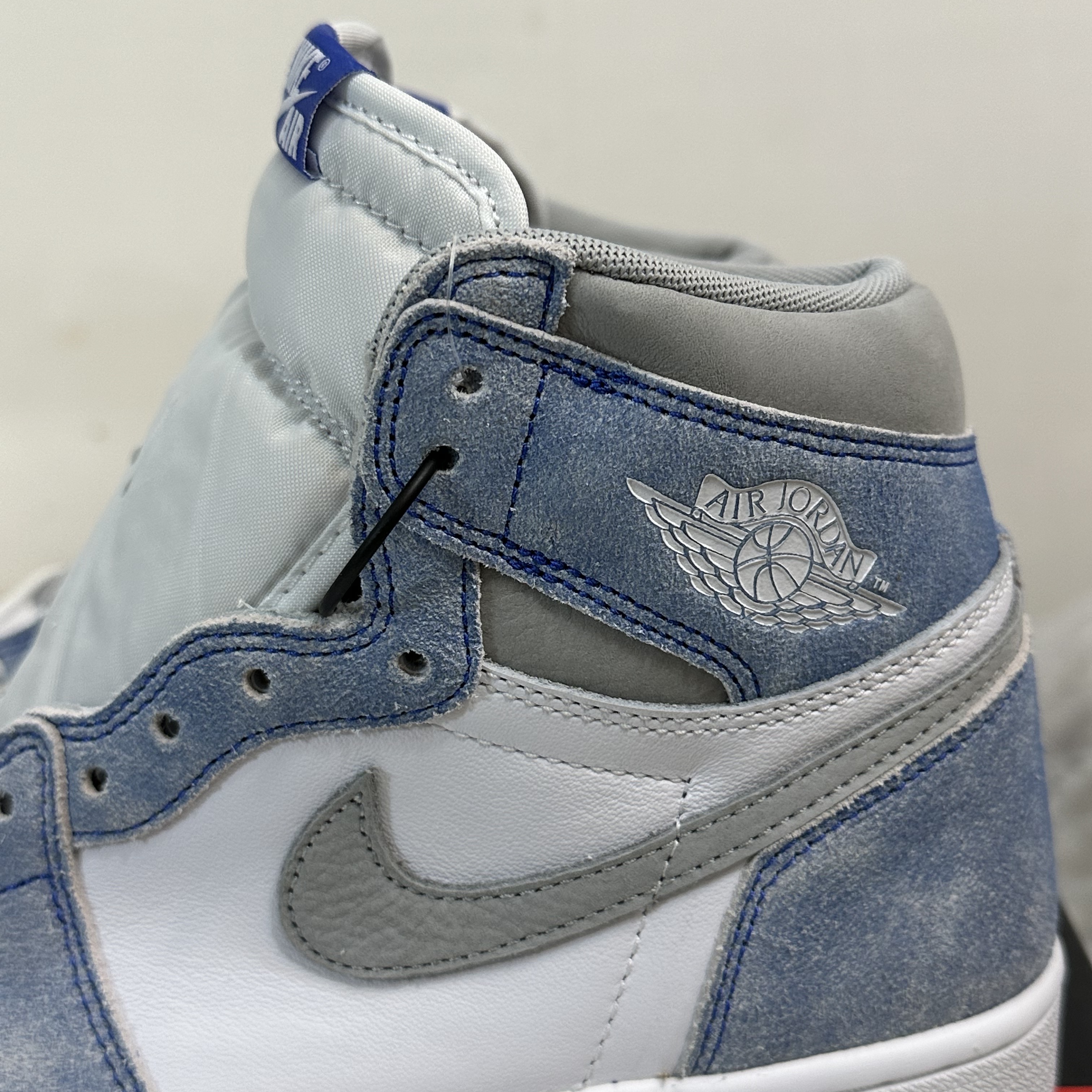 Jordan 1 Retro High OG Hyper Royal 착용 스타일 - 4