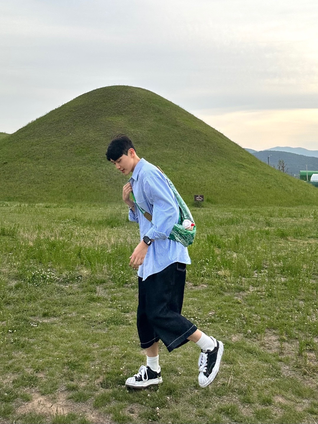 Kapital Gauze Bandana Beach Snuffkin Bag Green, Maison Mihara Yasuhiro Blakey OG Sole Canvas Low-top Sneakers Black White 착용 스타일