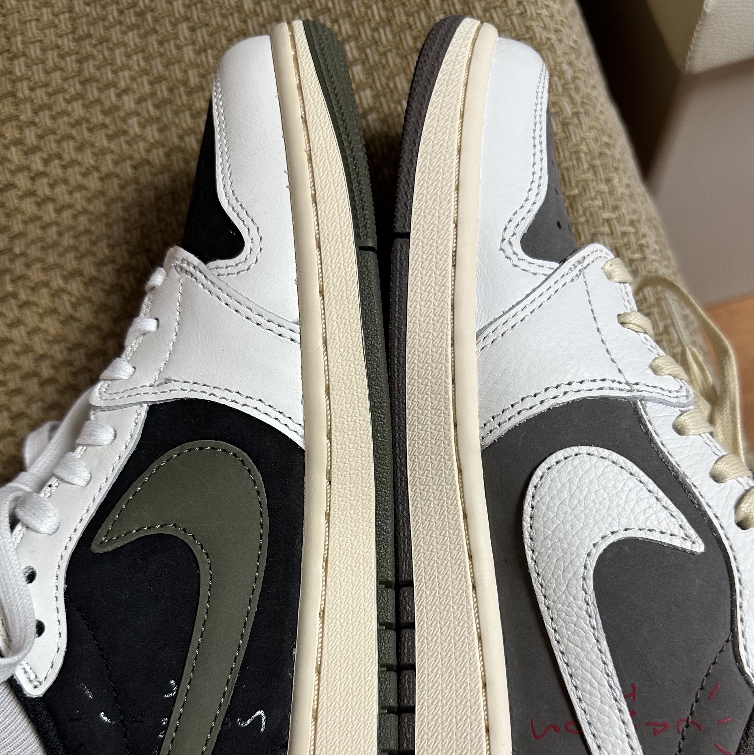 Jordan 1 x Travis Scott Retro Low OG SP Sail and Ridgerock, (W) Jordan 1 x Travis Scott Retro Low OG SP Medium Olive 착용 스타일 - 3