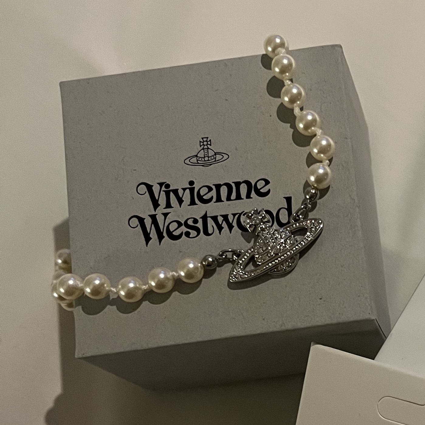 Vivienne Westwood Mini Bas Relief Choker Silver 착용 스타일
