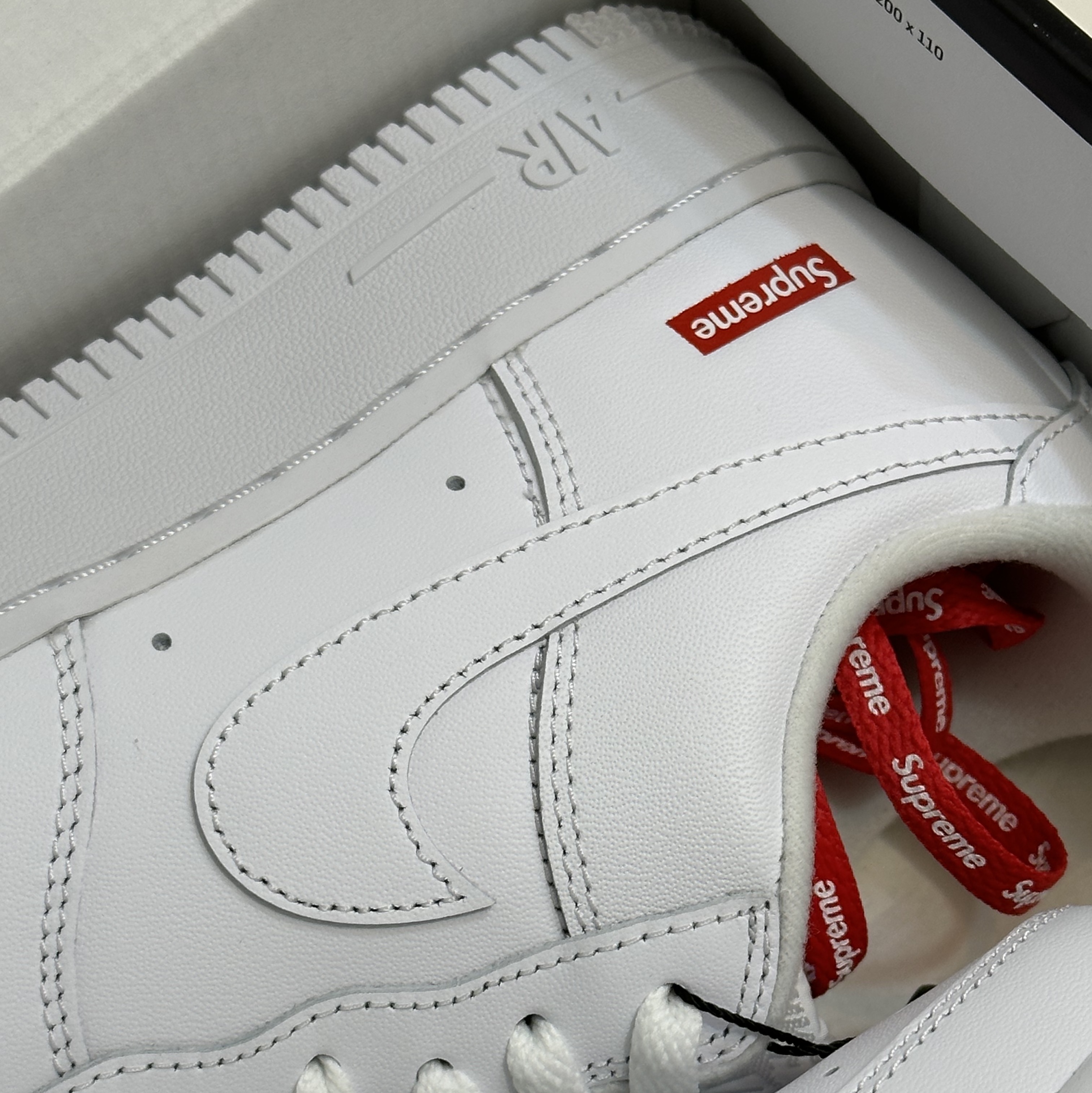 Nike x Supreme Air Force 1 Low White 착용 스타일 - 3