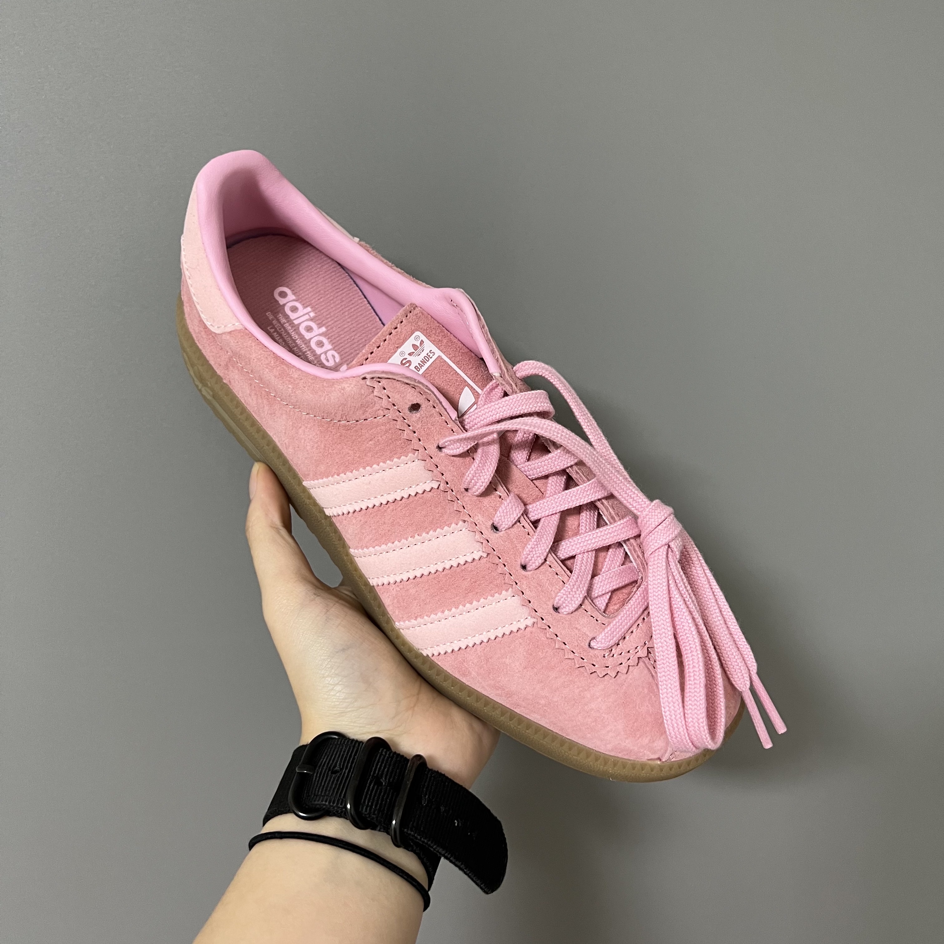 Adidas Bermuda Glow Pink 착용 스타일
