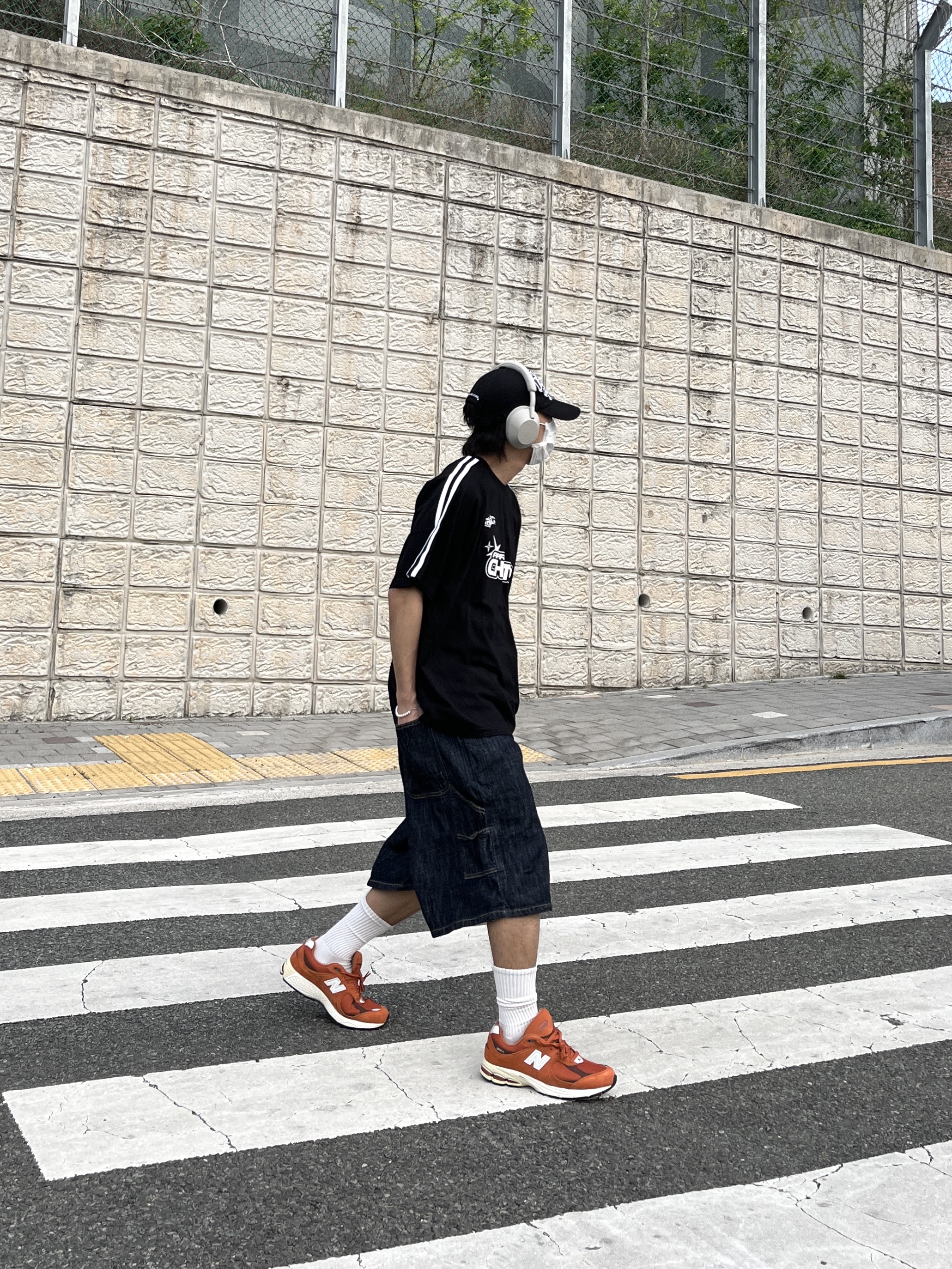 New Balance 2002R Rust Oxide, Sony WH-1000XM5 Silver (Korean Ver.) 착용 스타일 - 1