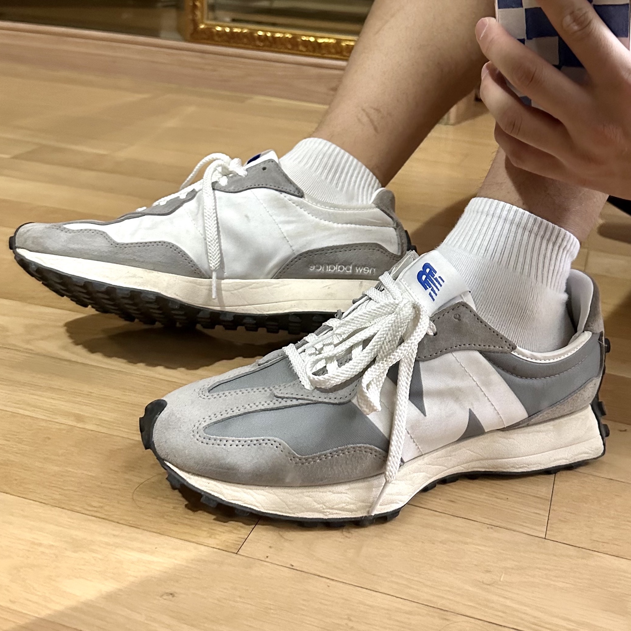 New Balance 327 Grey 착용 스타일