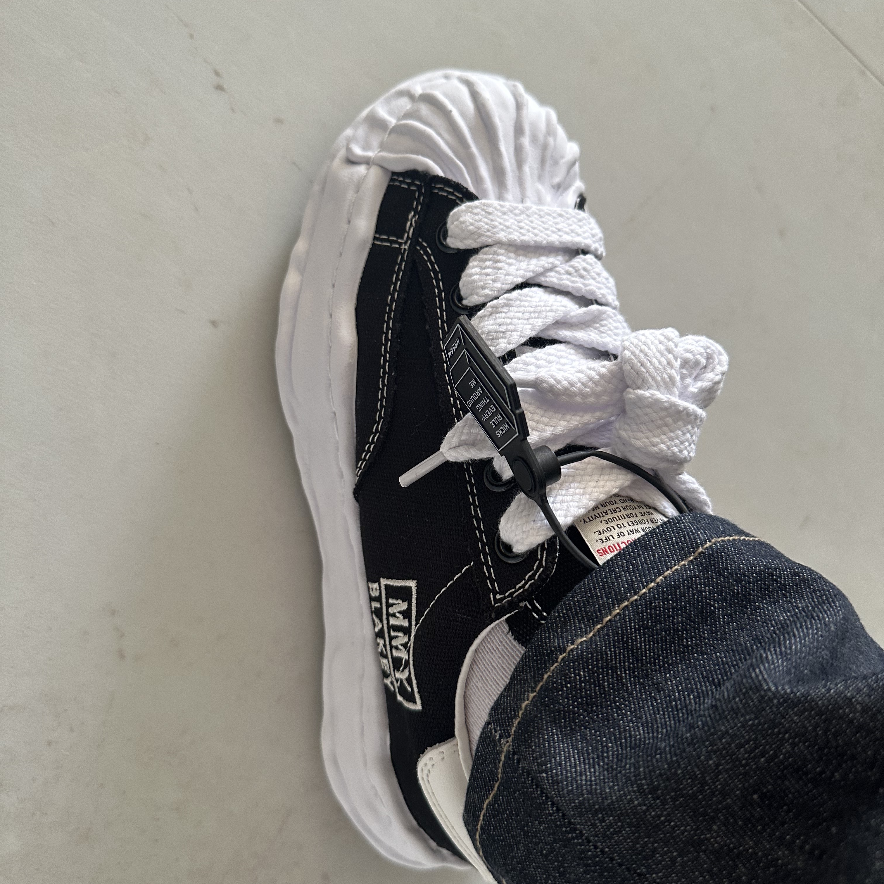 Maison Mihara Yasuhiro Blakey OG Sole Canvas Low-top Sneakers Black White 착용 스타일