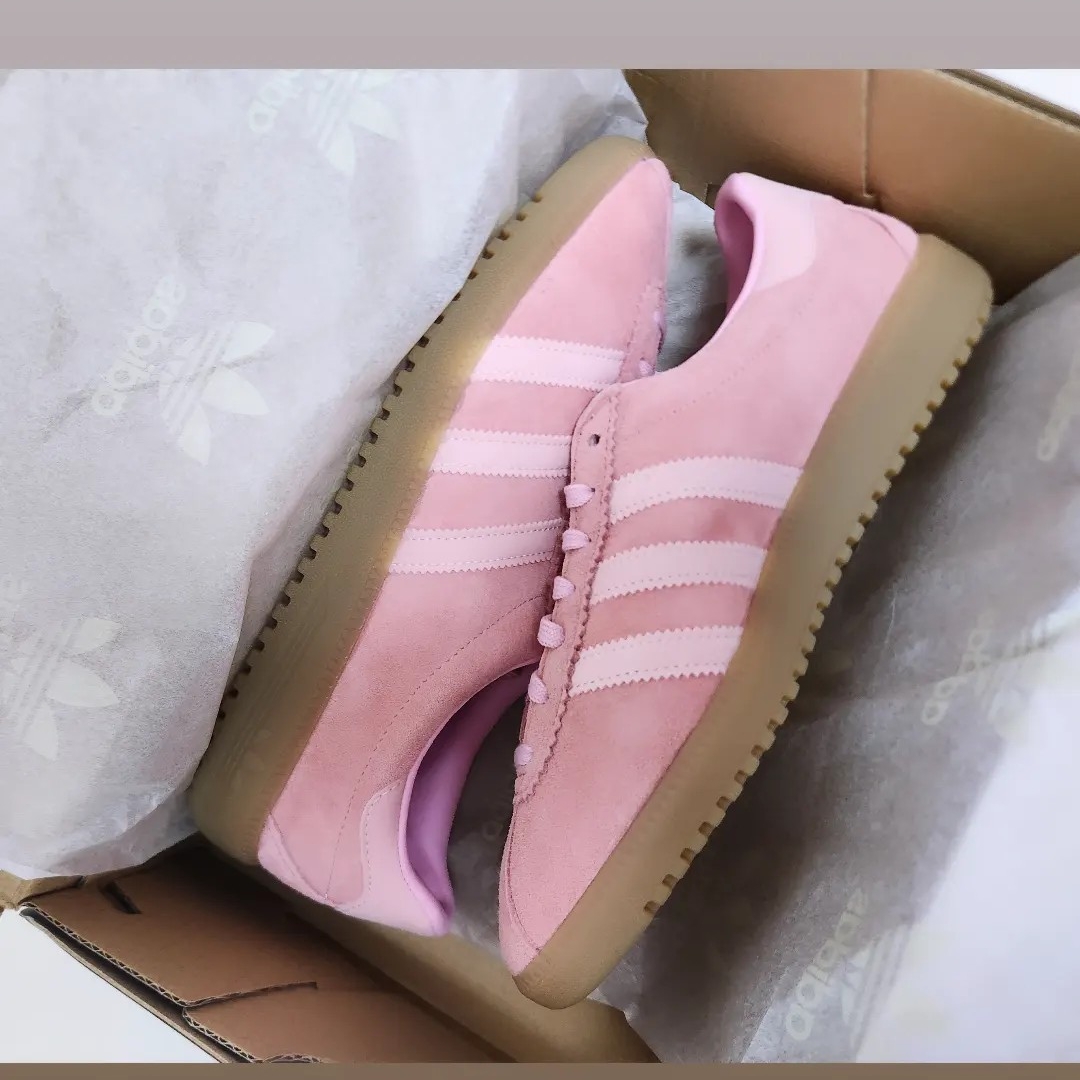 Adidas Bermuda Glow Pink 착용 스타일