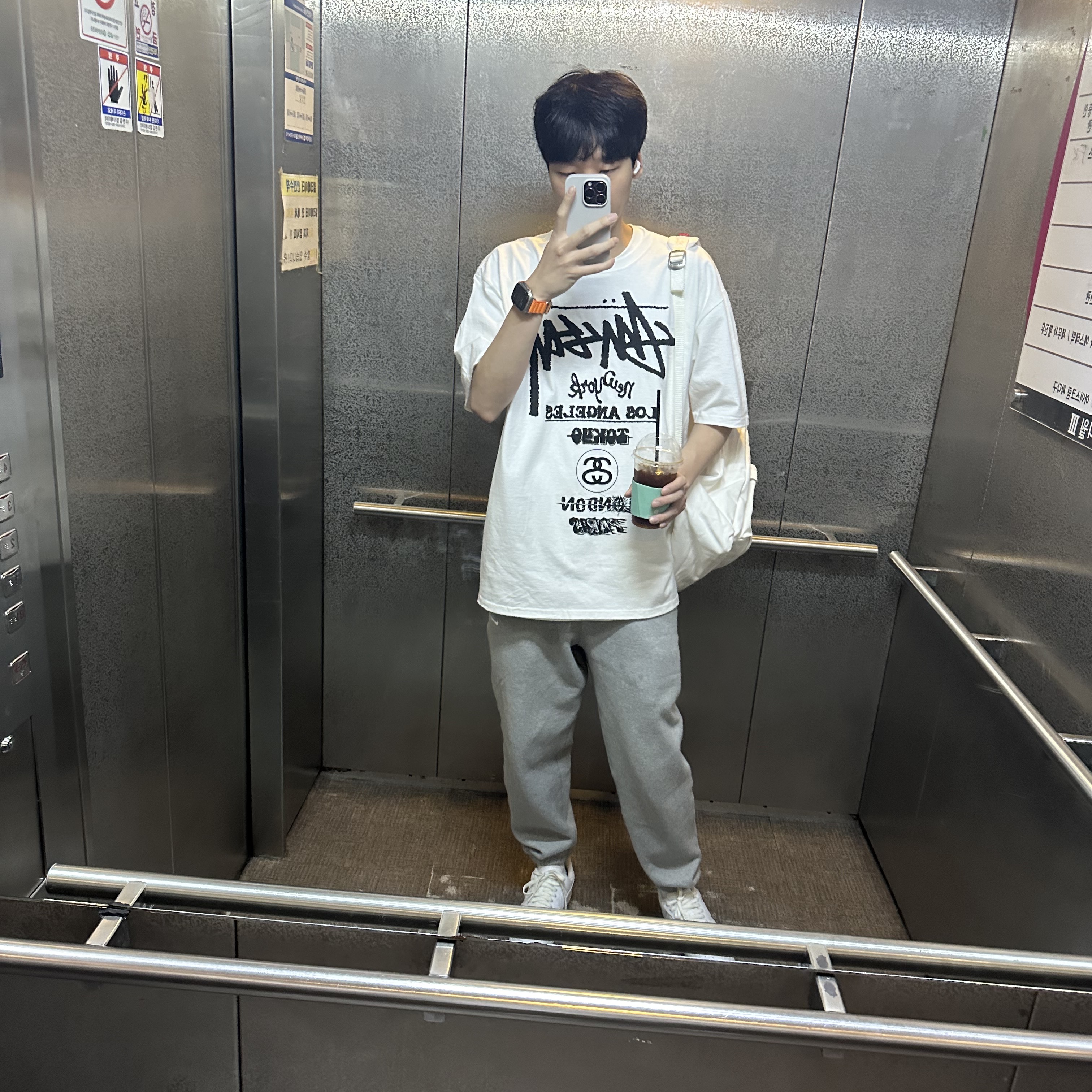 Stussy World Tour T-Shirt White, Supreme Canvas Backpack White 착용 스타일