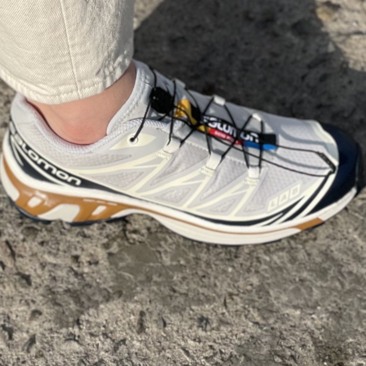 Salomon XT-6 Lunar Rock Dark Sapphire 착용 스타일