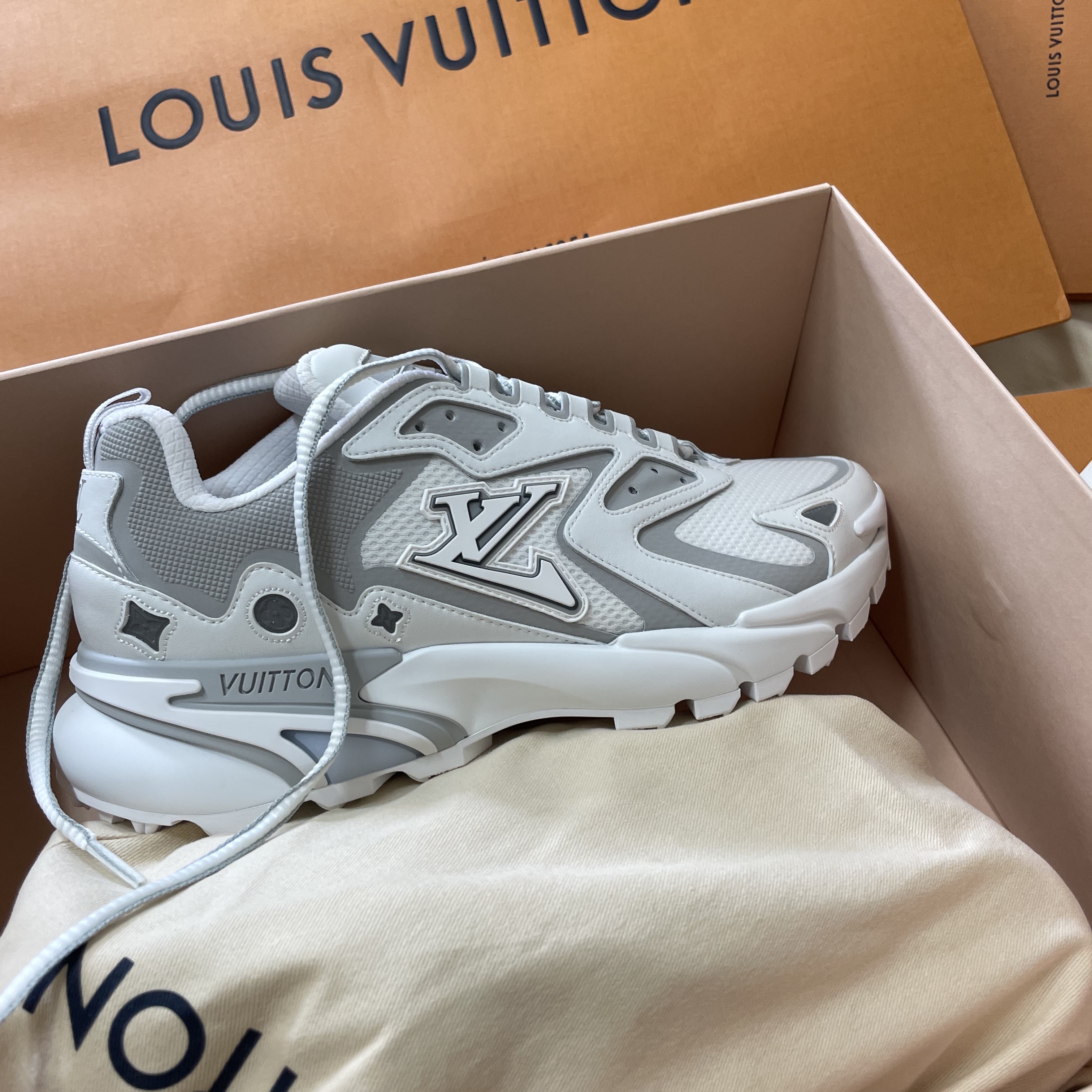 Louis Vuitton Runner Tatic Sneakers White 착용 스타일 - 1