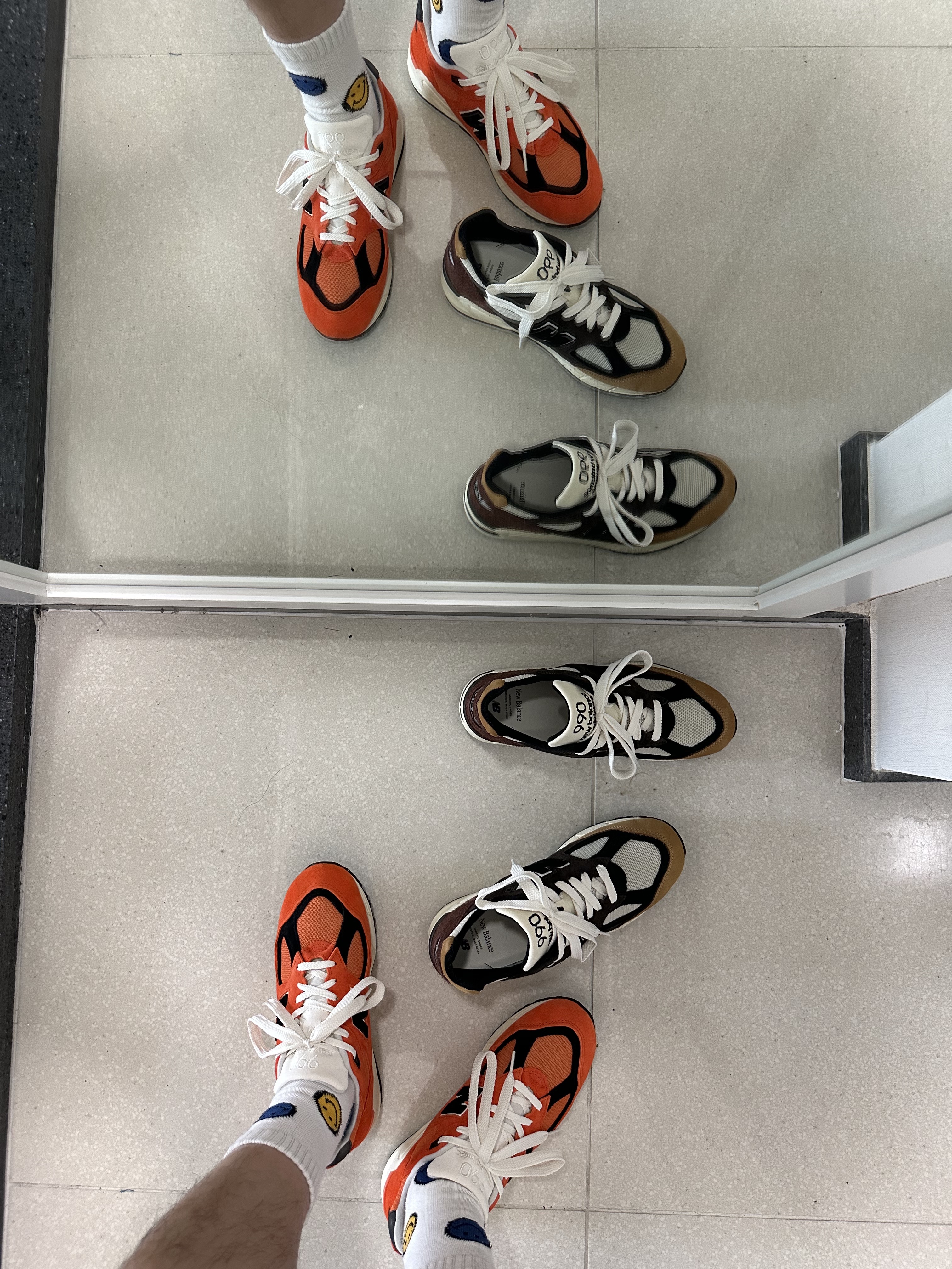 New Balance 990v2 Made in USA Marigold Black, New Balance 990v2 Made in USA Brown Beige 착용 스타일