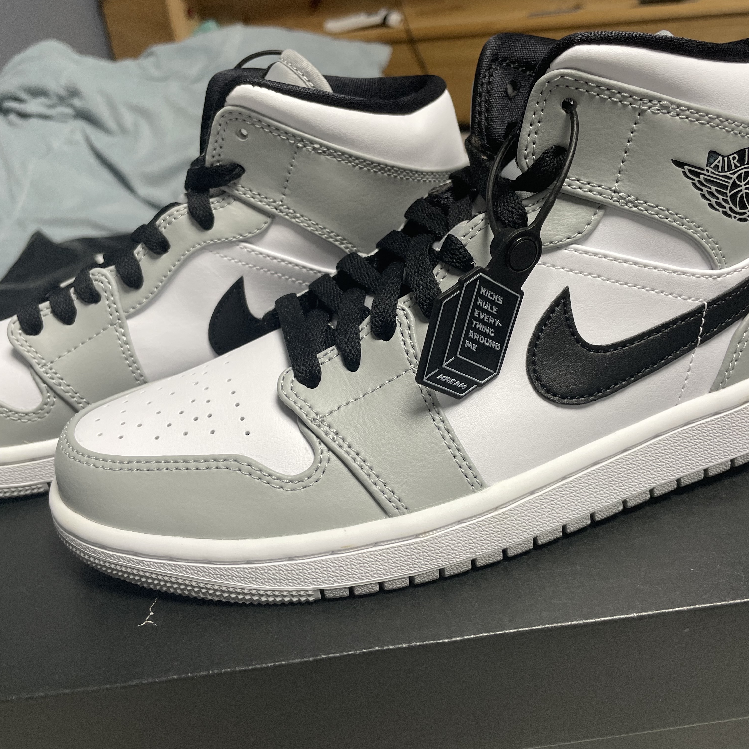 Jordan 1 Mid Light Smoke Grey 착용 스타일 - 3
