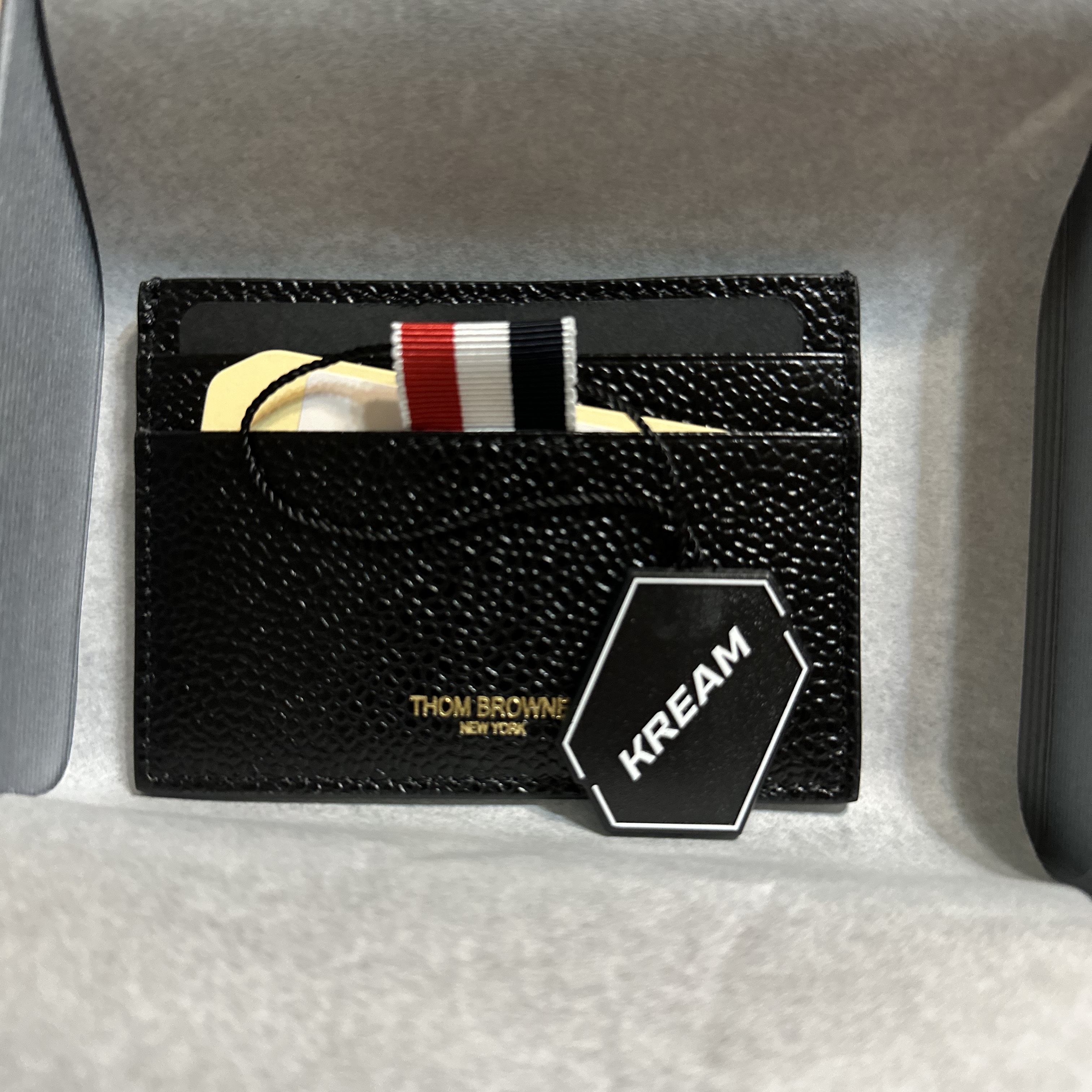 Thom Browne Pebble Grain Leather Stripe Single Card Holder Black 착용 스타일