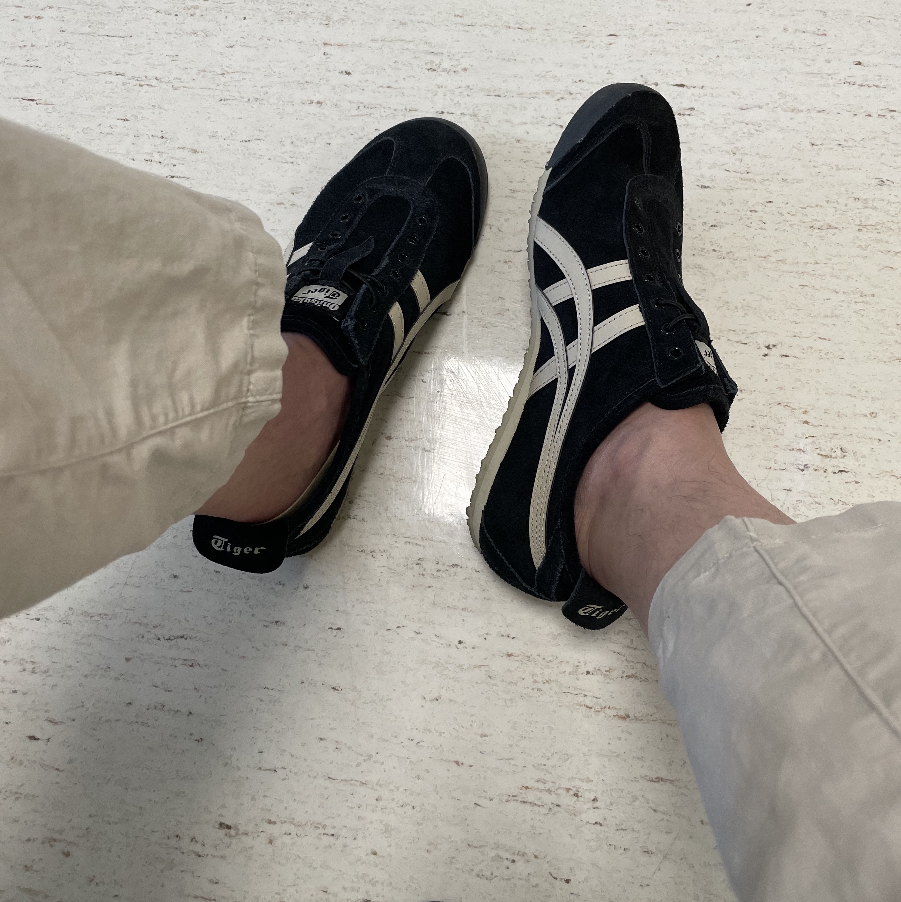 Onitsuka Tiger Mexico 66 Slip-On Black Putty 착용 스타일
