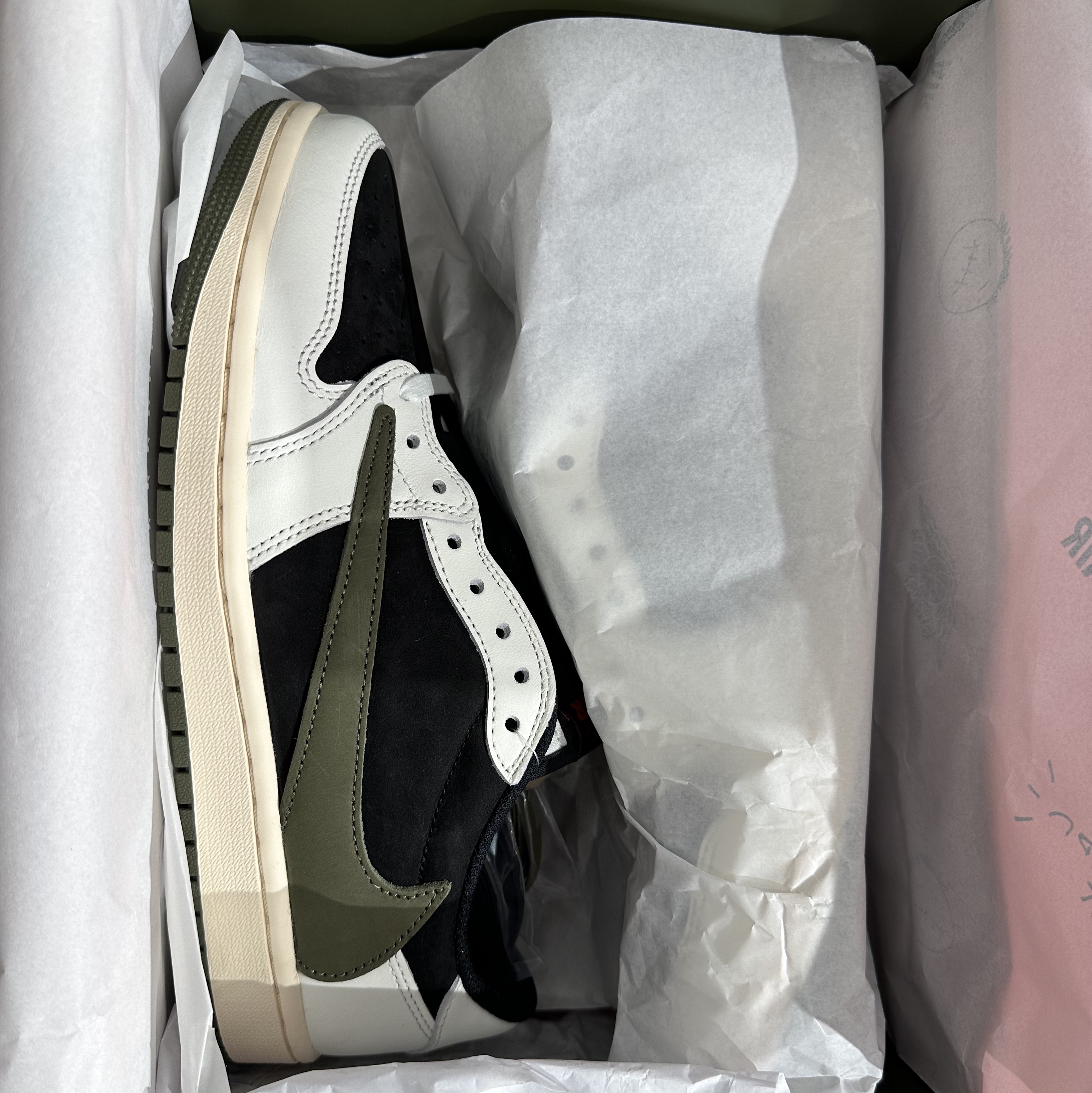 Jordan 1 x Travis Scott Retro Low OG SP Sail and Ridgerock, (W) Jordan 1 x Travis Scott Retro Low OG SP Medium Olive 착용 스타일 - 4