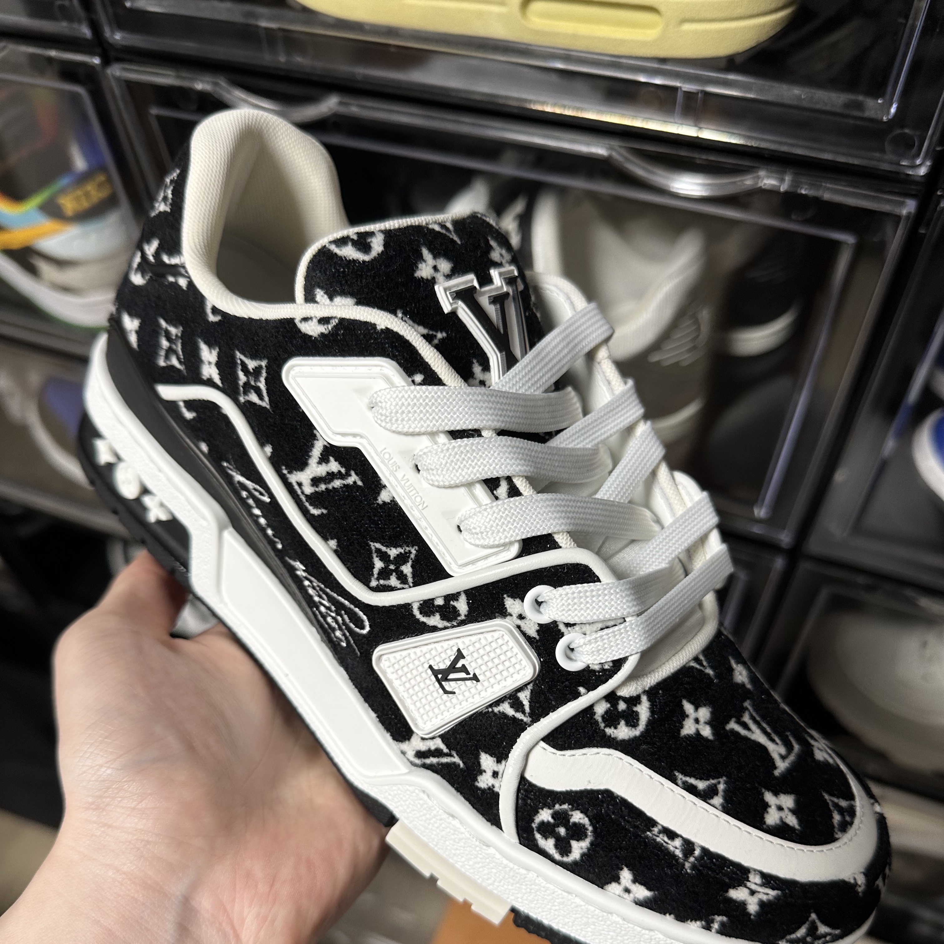 Louis Vuitton LV Trainer Sneakers Monogram Textile Black 착용 스타일
