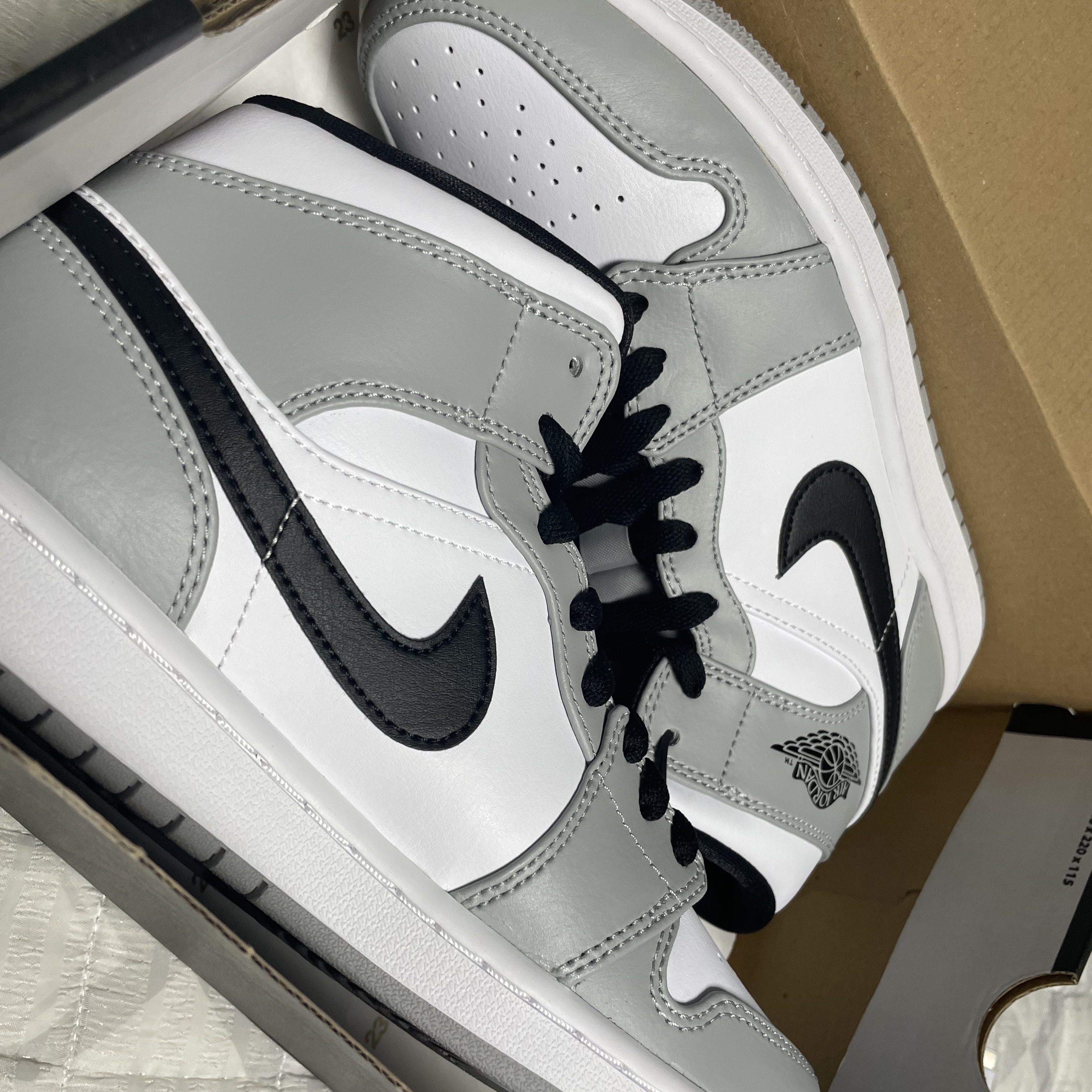 Jordan 1 Mid Light Smoke Grey 착용 스타일 - 4