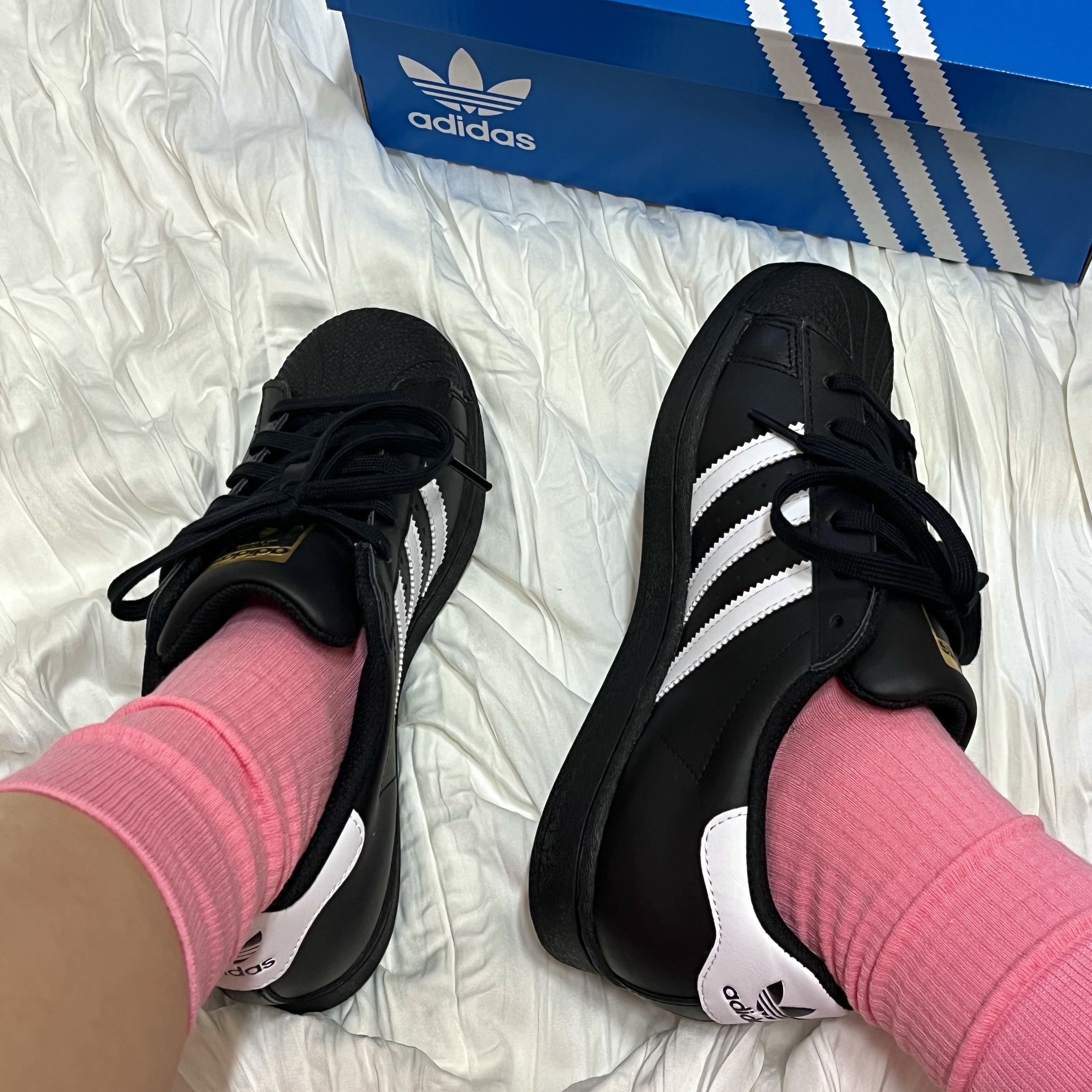 Adidas Superstar Core Black White 착용 스타일