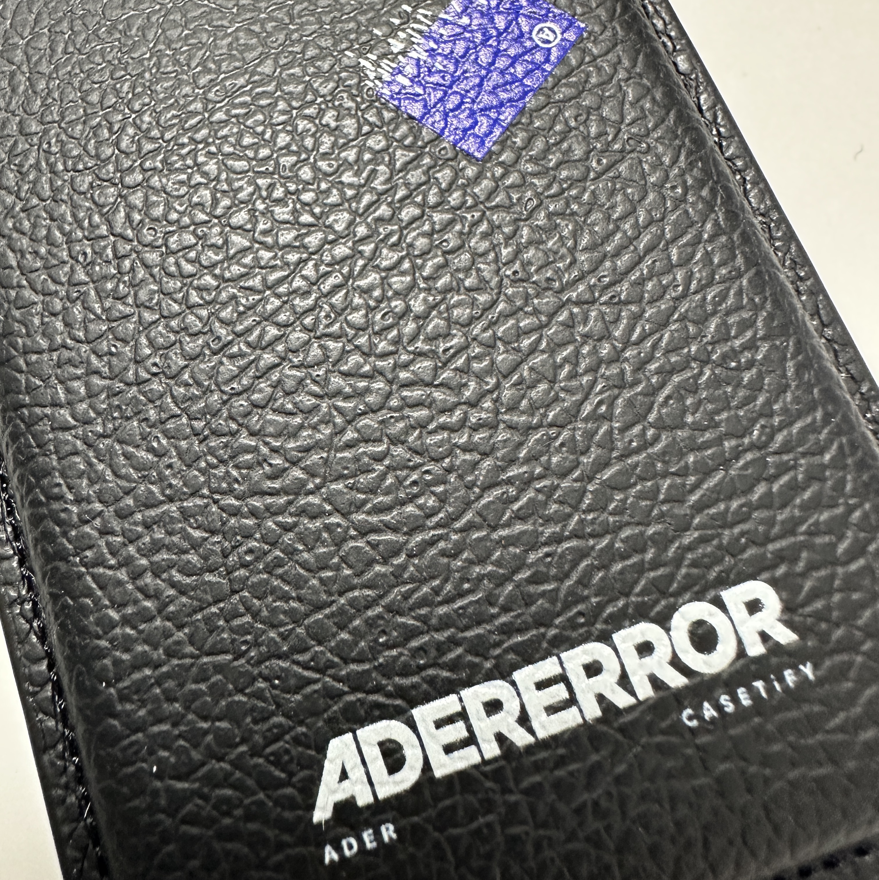 Casetify x Ader Error Magsafe Wallet Noir 착용 스타일