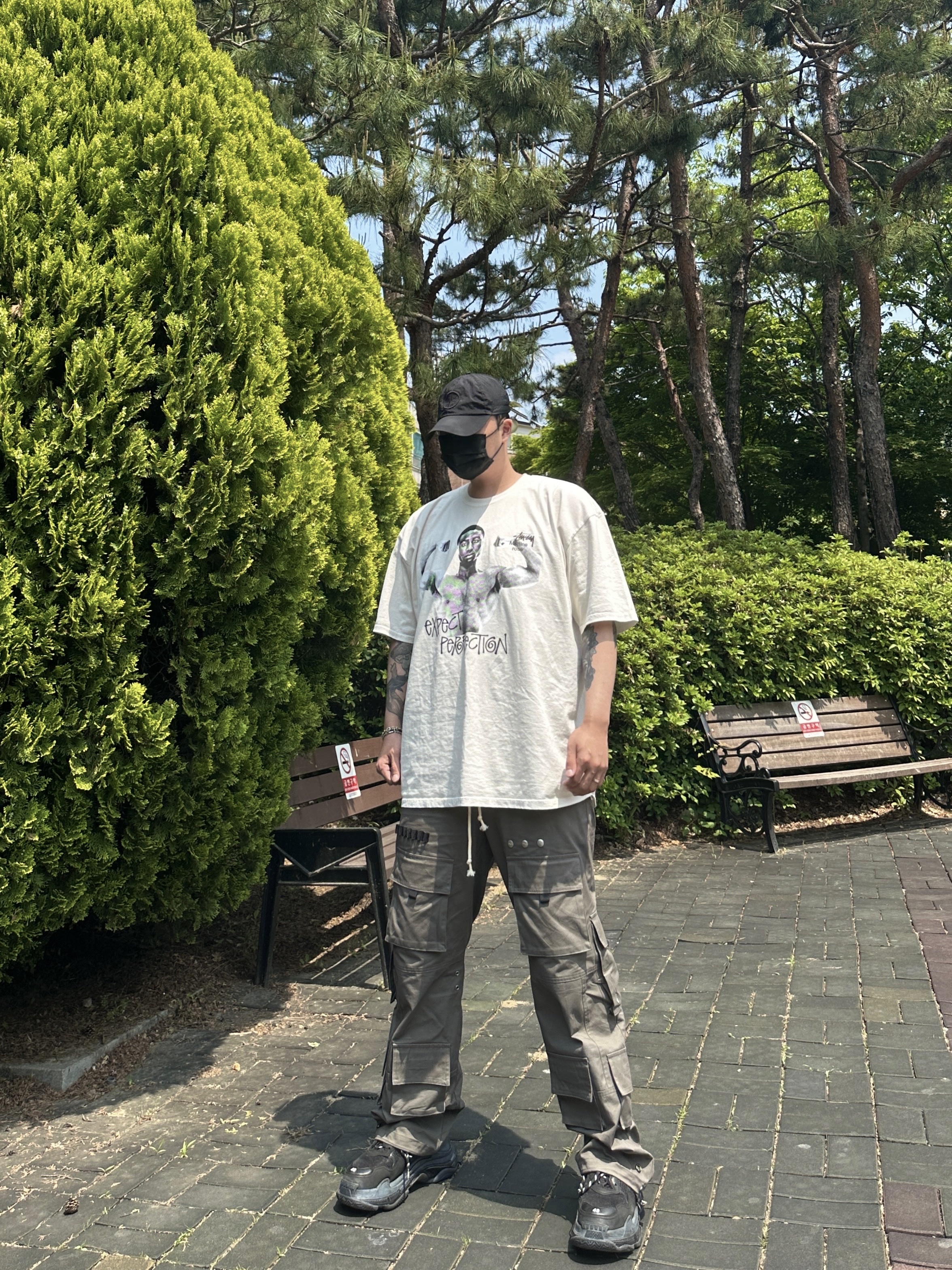 스투시 x 마틴 로즈 스탠드 펌 피그먼트 다이드 티셔츠 내츄럴, 발렌시아가 트리플 S 블랙 착용 스타일 - 2