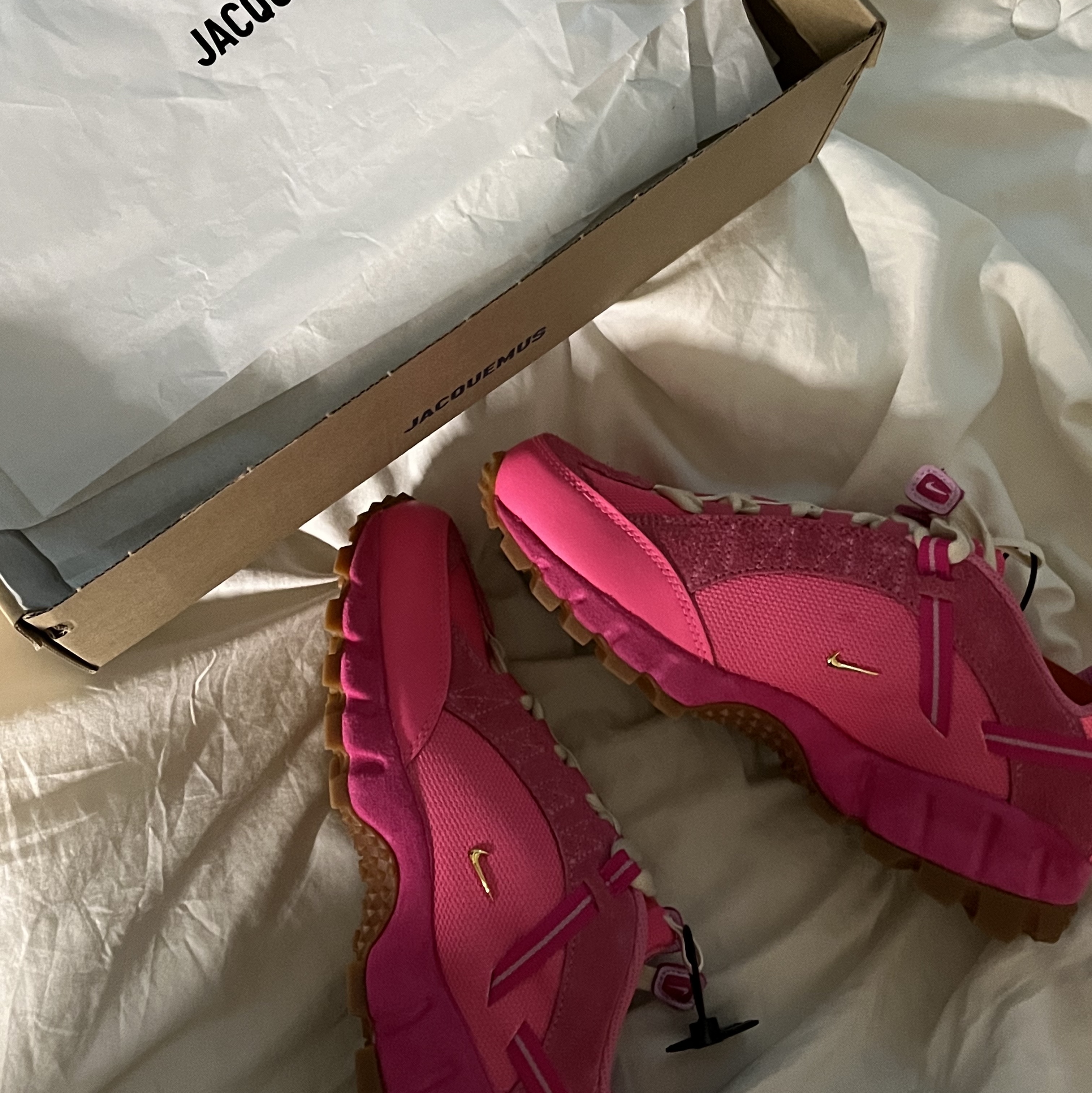 Nike x Jacquemus Air Humara LX Pink Flash 착용 스타일 - 3
