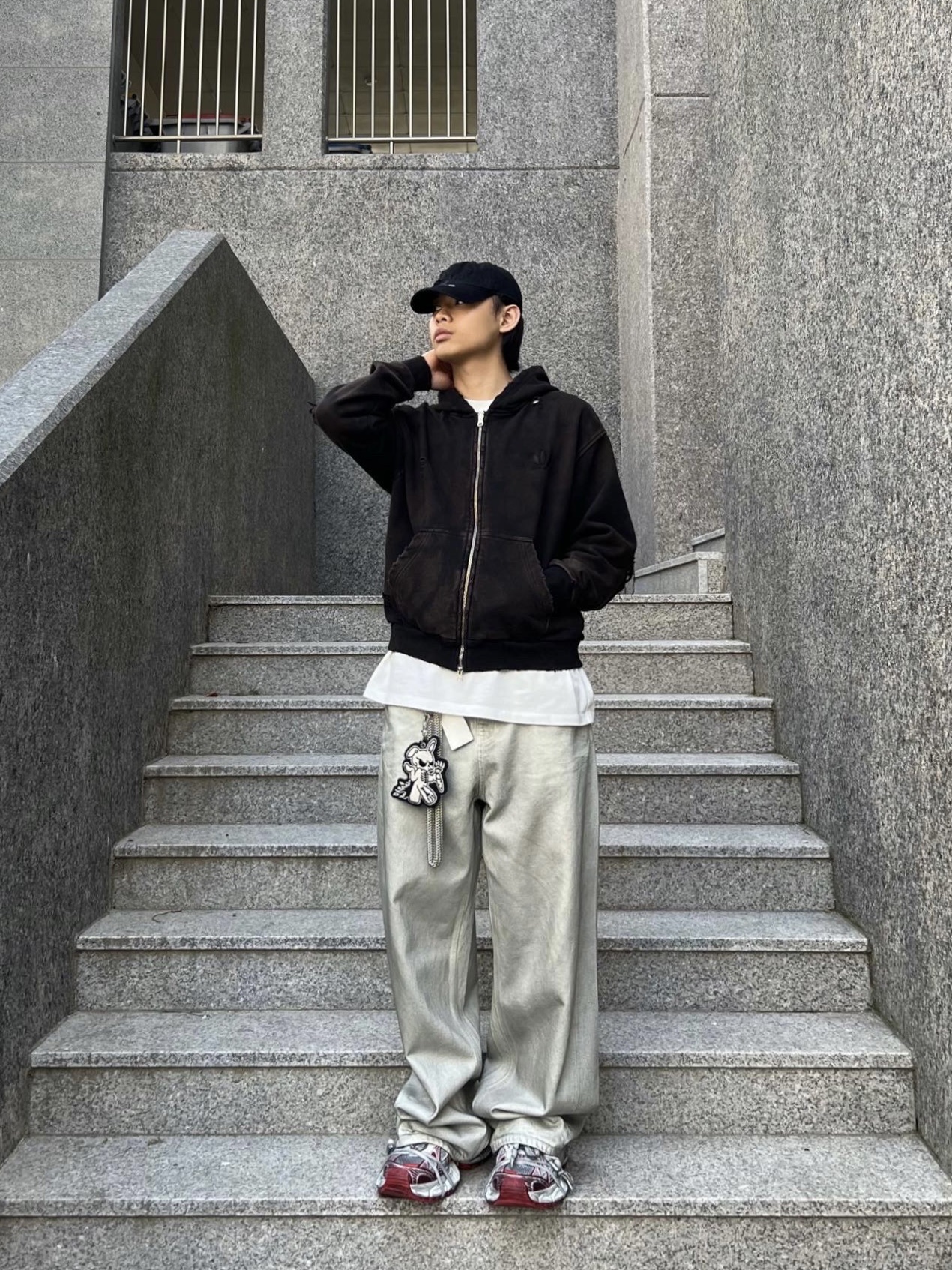 Project G/R Distressed Filth Club Cap Washed Black, Balenciaga 3XL Sneakers White Red 착용 스타일 - 2