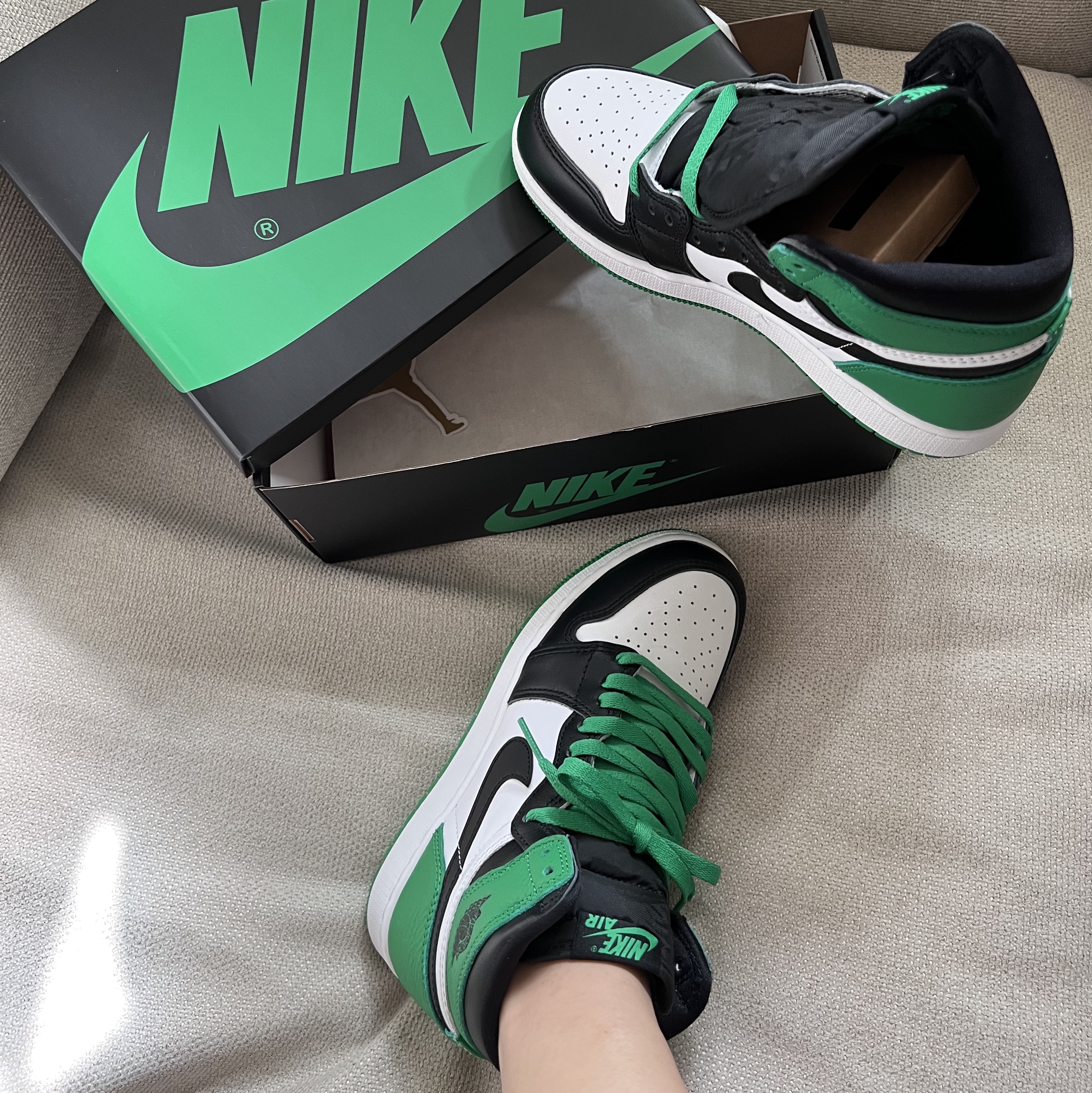 Jordan 1 Retro High OG Black and Lucky Green 착용 스타일 - 1
