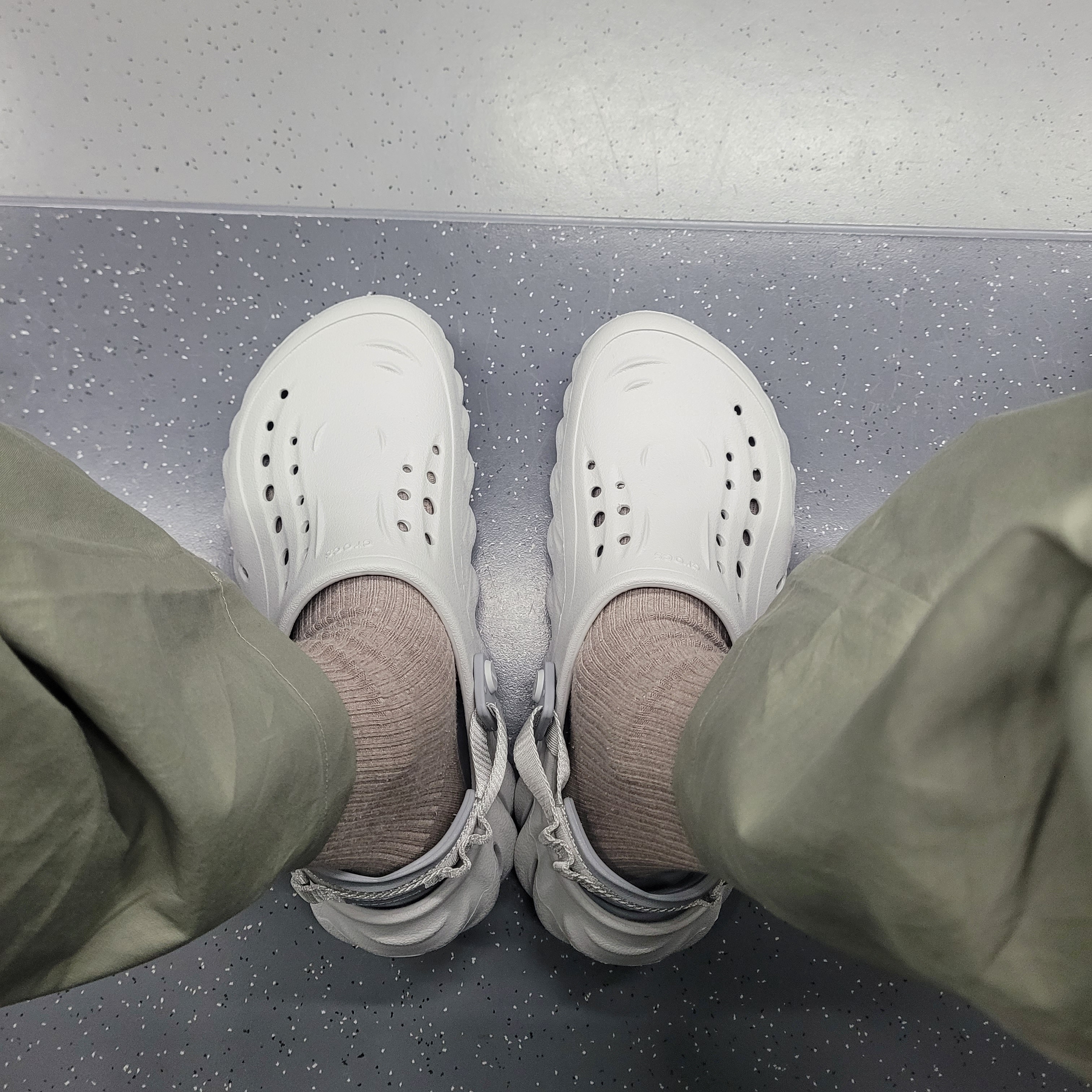 Crocs Echo Clog Atmosphere 착용 스타일