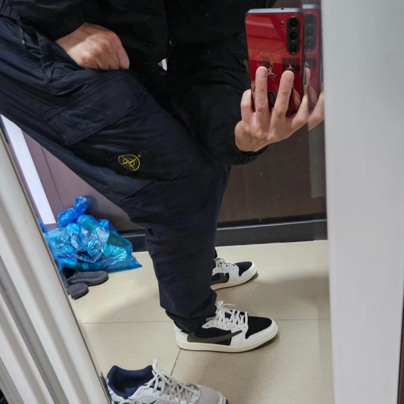 (W) Jordan 1 x Travis Scott Retro Low OG SP Medium Olive 착용 스타일 - 2