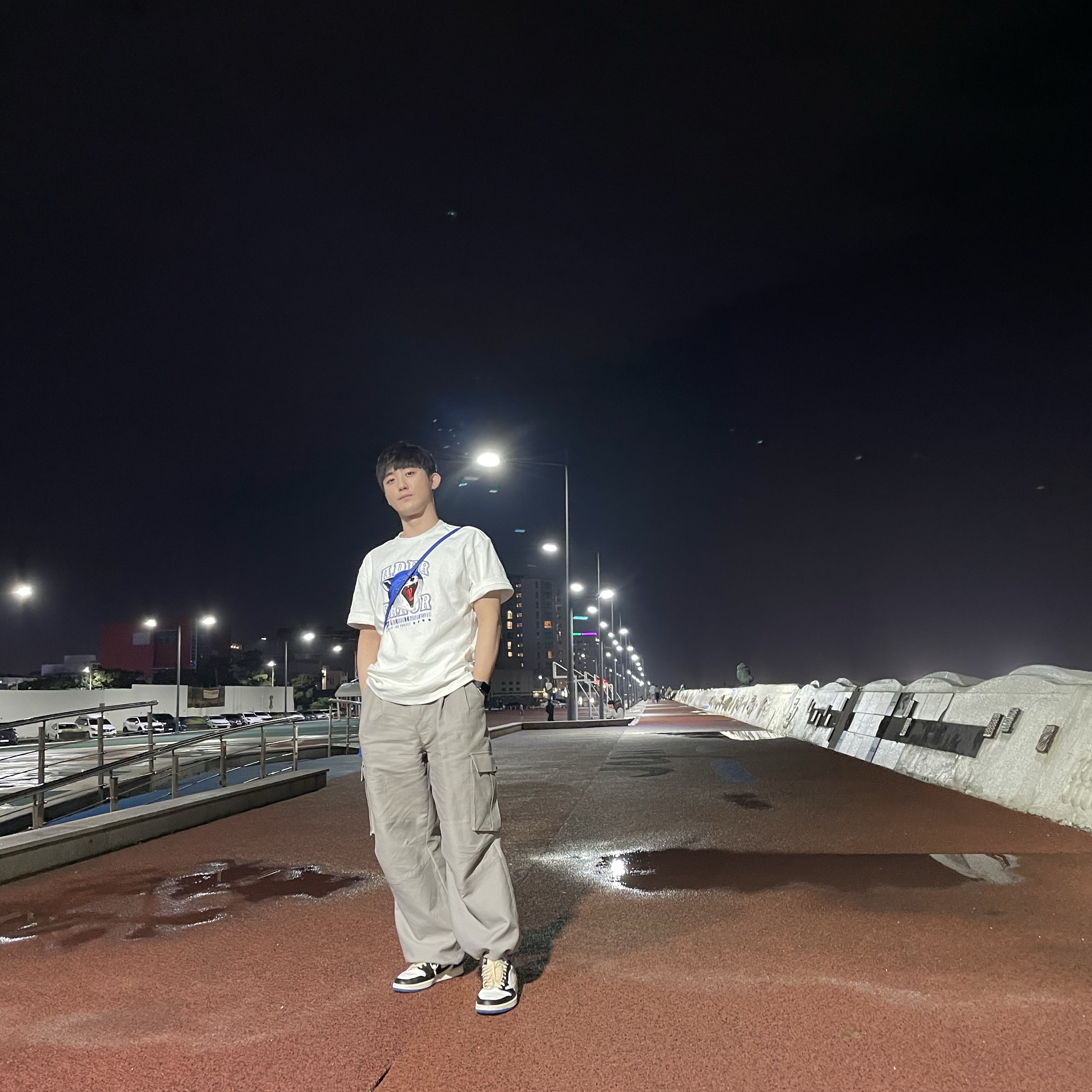 Maison Kitsune x Ader Error Yawn Fox T-Shirt Off White, Jordan 1 x Travis Scott x Fragment Retro Low OG SP Military Blue 착용 스타일