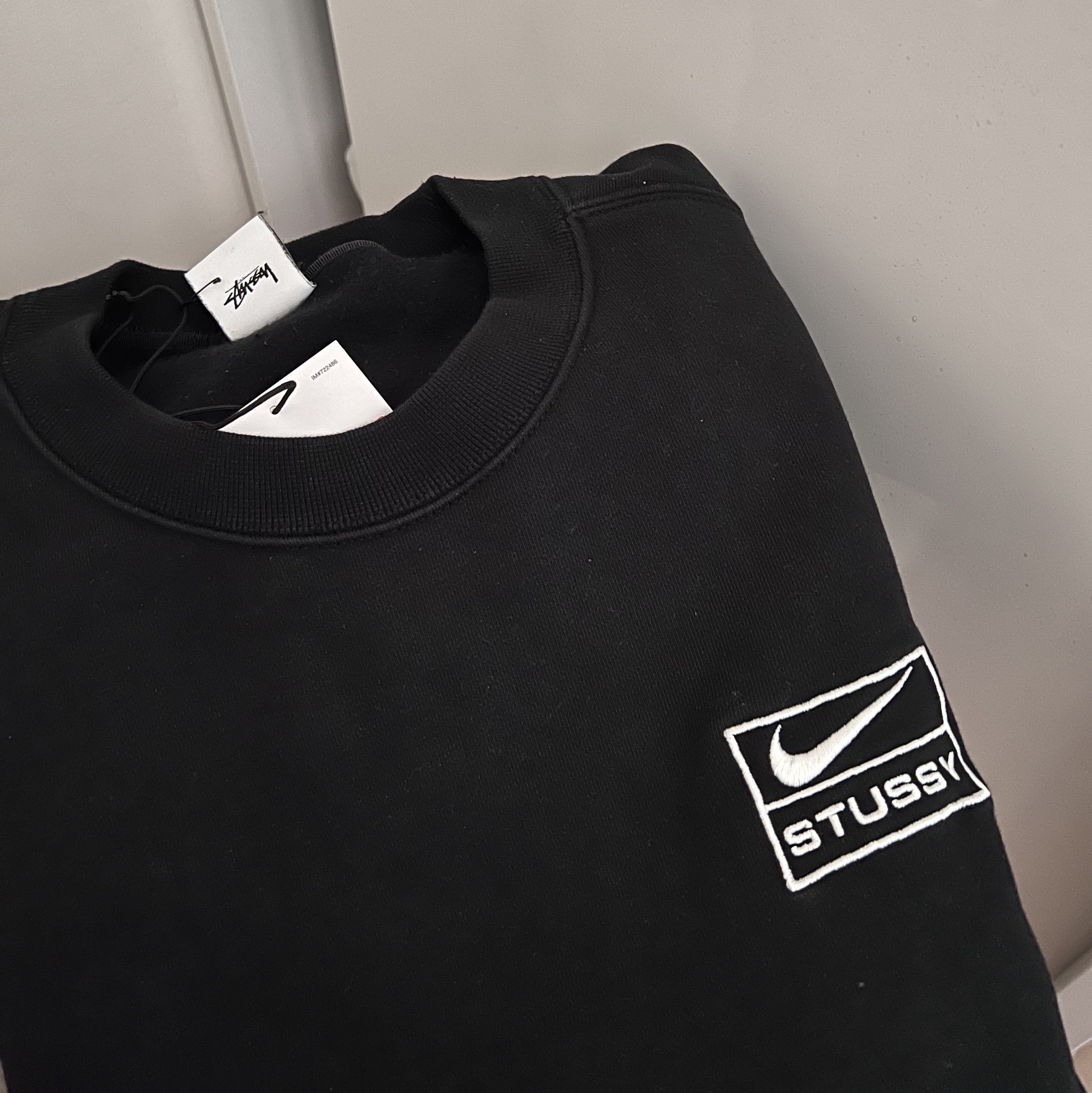 나이키 x 스투시 NRG 워시드 플리스 크루넥 블랙 (DO5310-010), 나이키 x 스투시 NRG 크루 삭스 화이트 블랙 착용 스타일 - 1