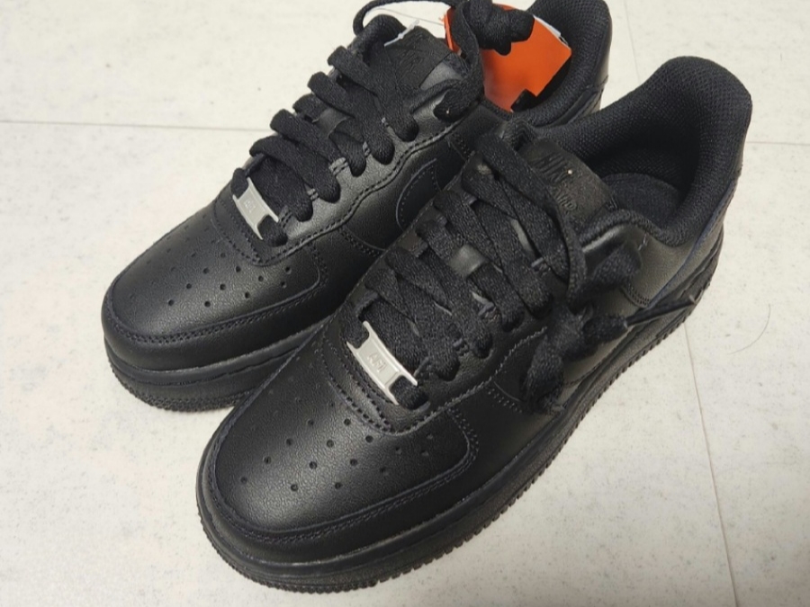(W) Nike Air Force 1 '07 Low Triple Black 착용 스타일 - 1
