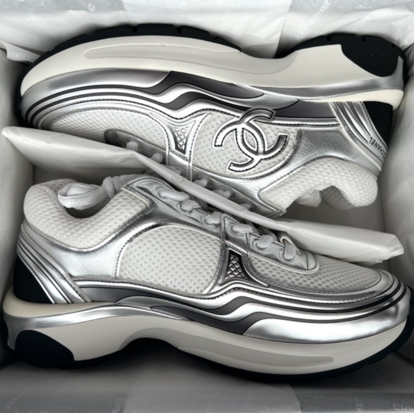 Chanel Sneakers Fabric Laminated & White Silver 착용 스타일 - 2