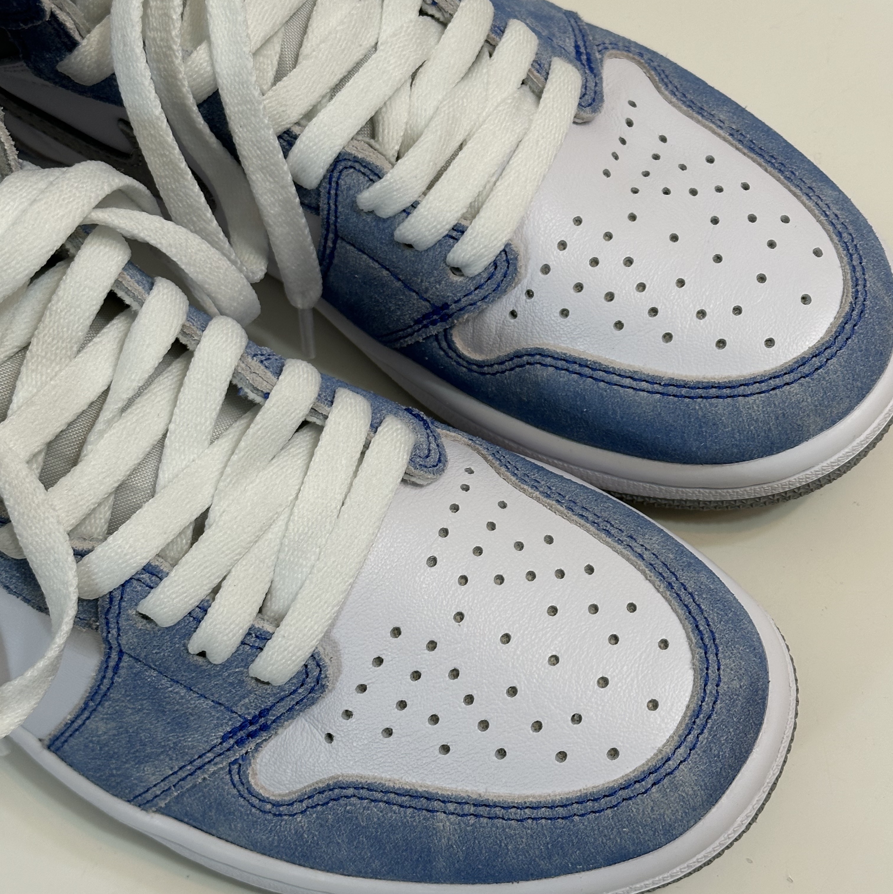 Jordan 1 Retro High OG Hyper Royal 착용 스타일 - 3