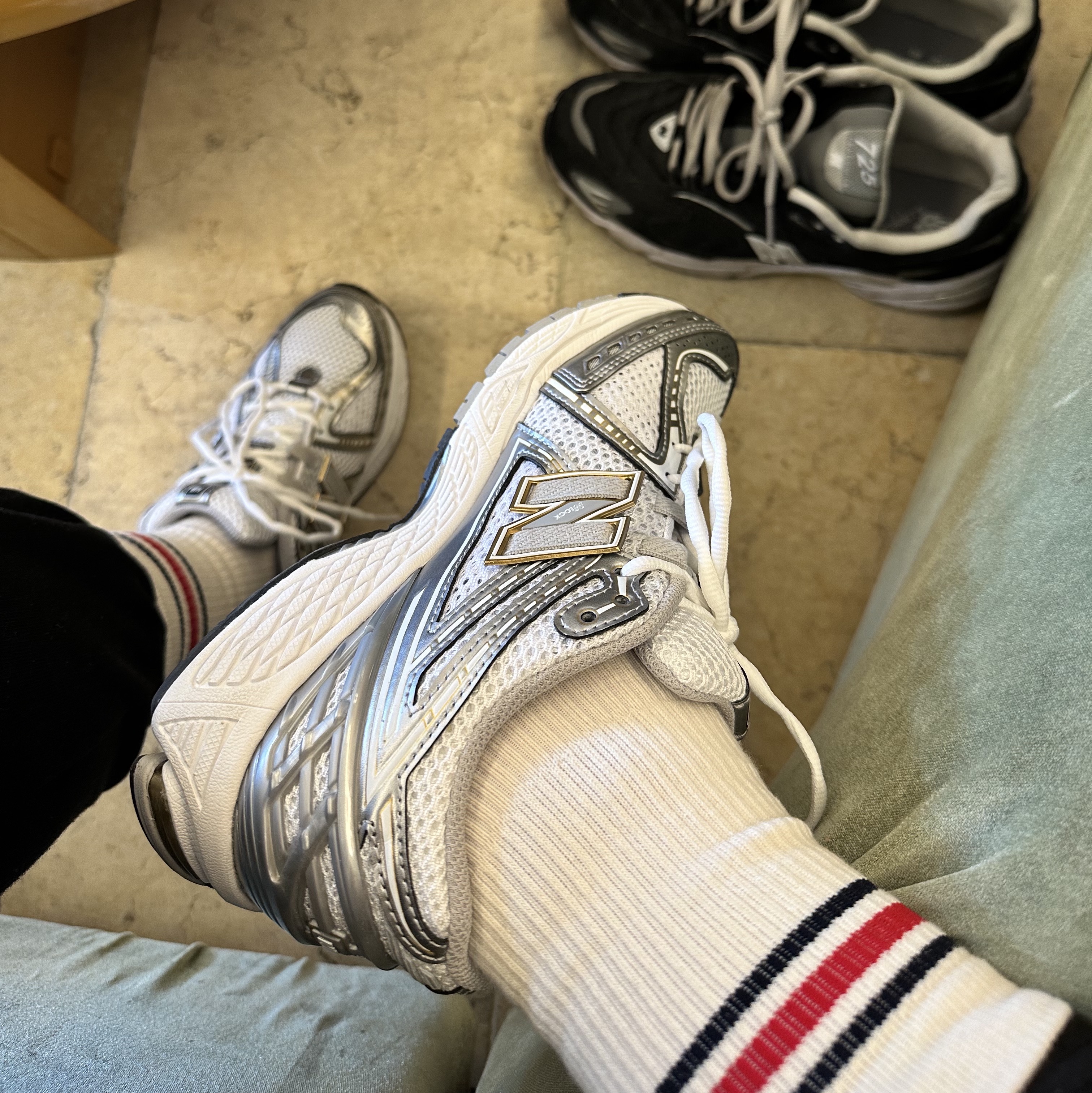 New Balance 1906R White Metallic Silver 착용 스타일