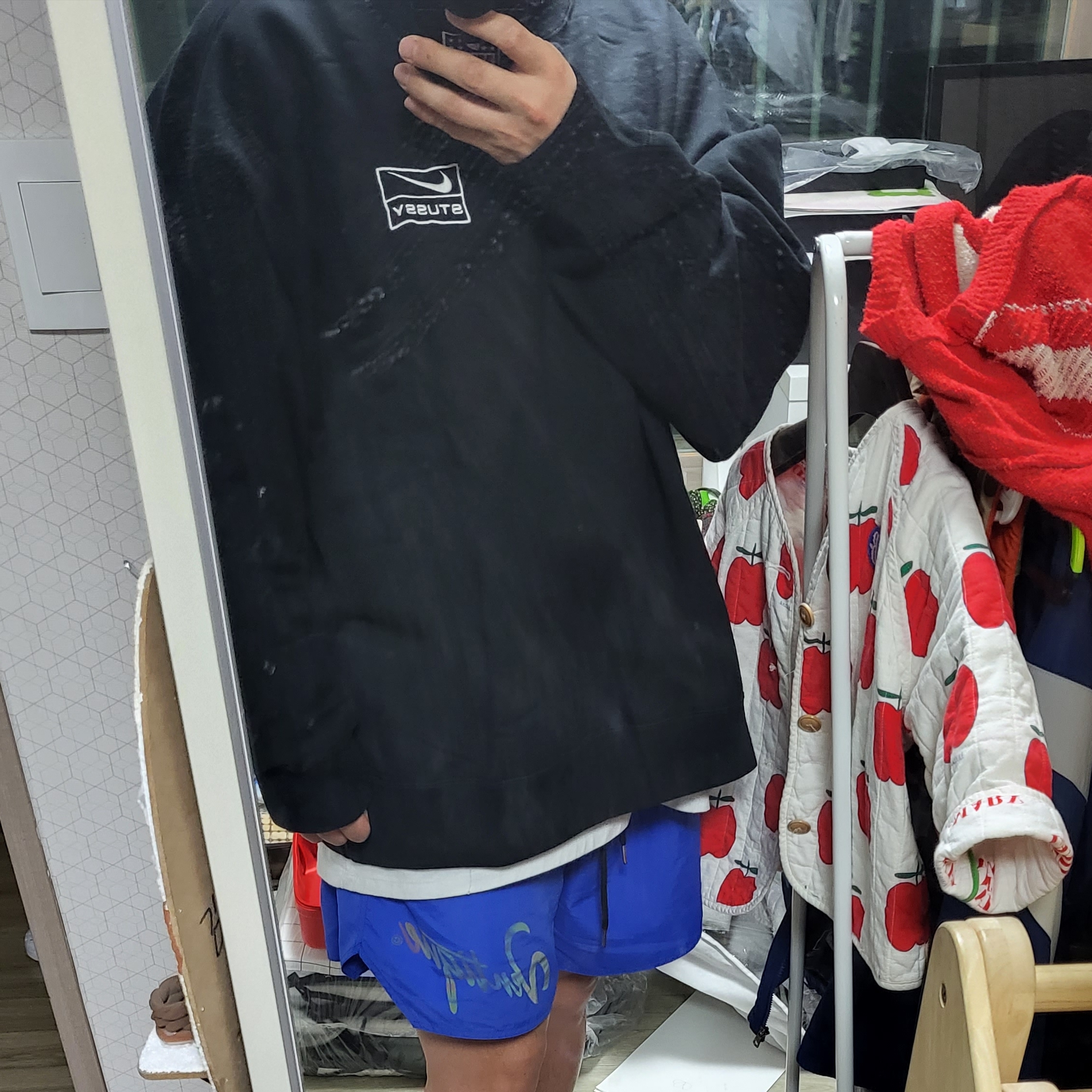 Nike x Stussy NRG Washed Fleece Crewneck Black (DO5310-010), (GS) Nike Dunk Low Retro Championship Red 착용 스타일 - 1