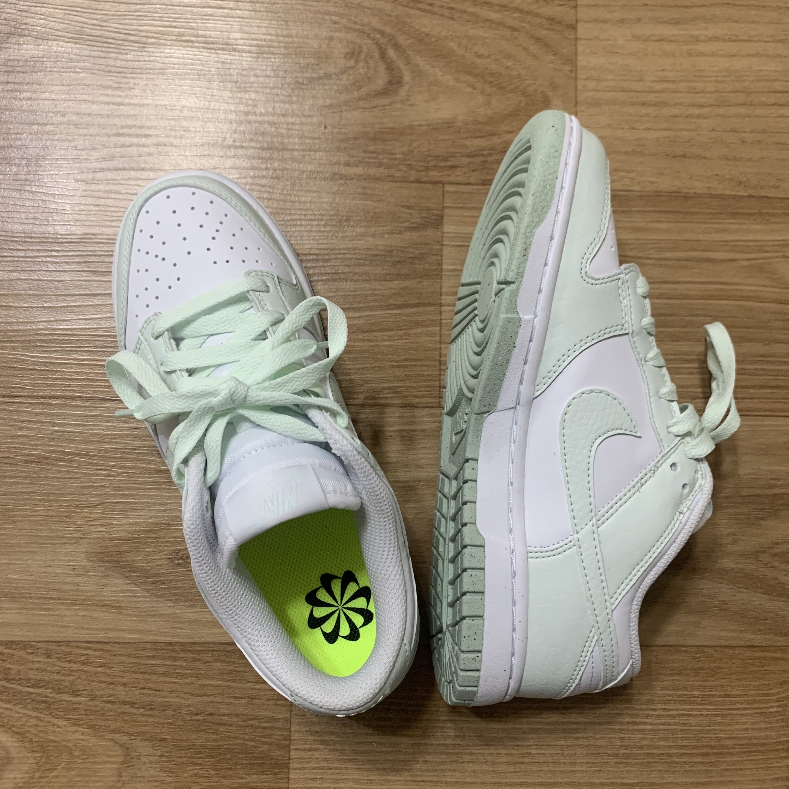 (W) Nike Dunk Low Next Nature Barely Green and White 착용 스타일 - 5