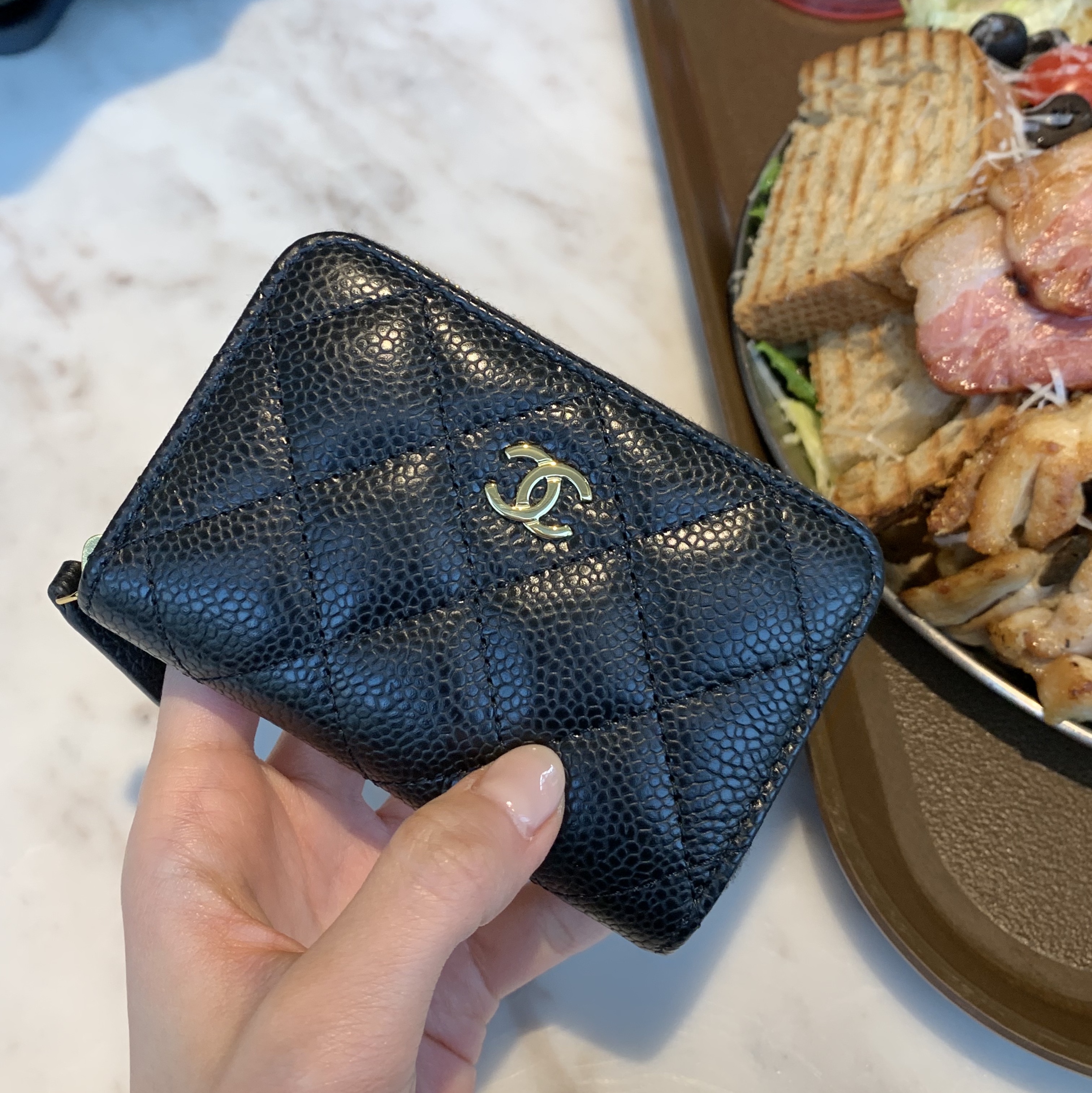 Chanel Classic Zipped Coin Purse Grained Calfskin & Gold Black 착용 스타일 - 1