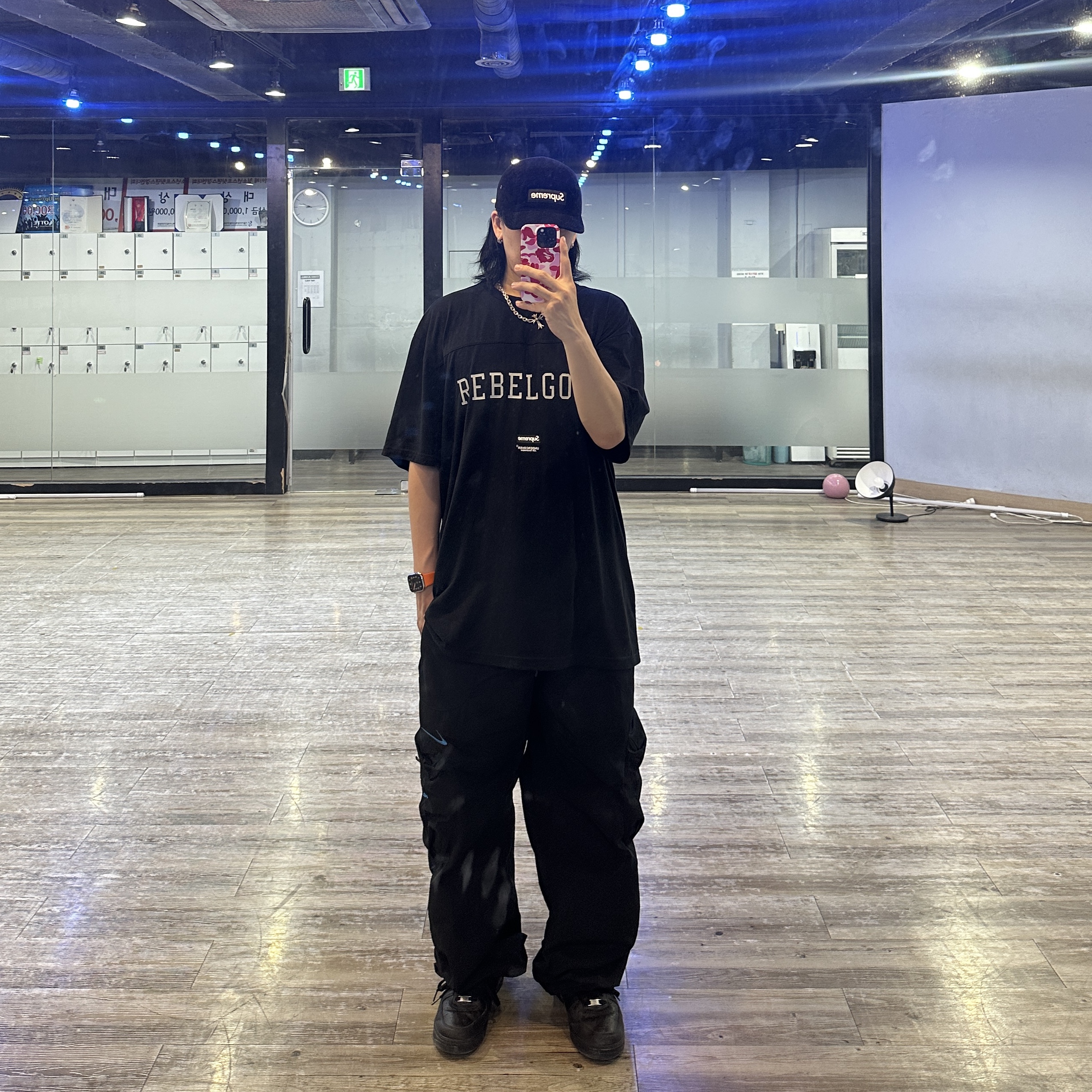 슈프림 x 언더커버 풋볼 탑 블랙 - 23SS, 나이키 x 오프화이트 NRG 트랙 팬츠 블랙 - US/EU 착용 스타일