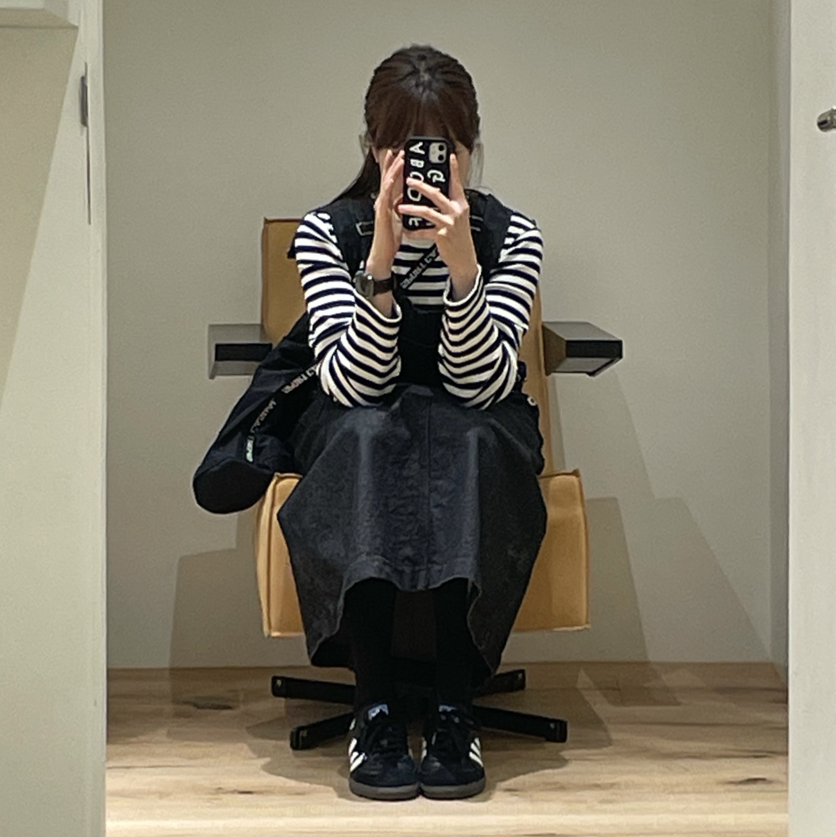 아디다스 삼바 OG 블랙 화이트 검 착용 스타일