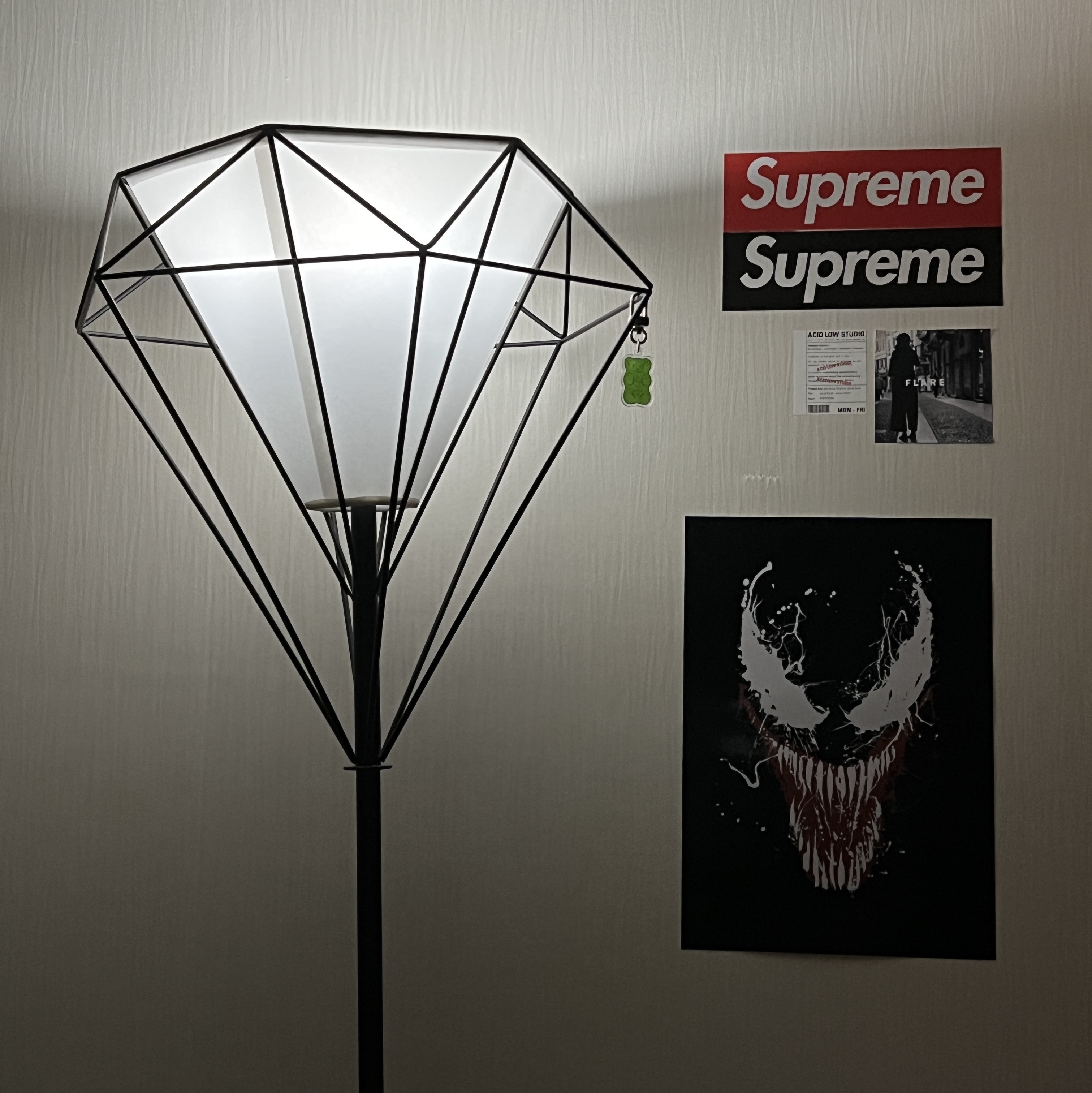 Supreme x True Modern Keychain Knife Black - 22SS, Stussy Basic Stussy T-Shirt White 2023 착용 스타일 - 3