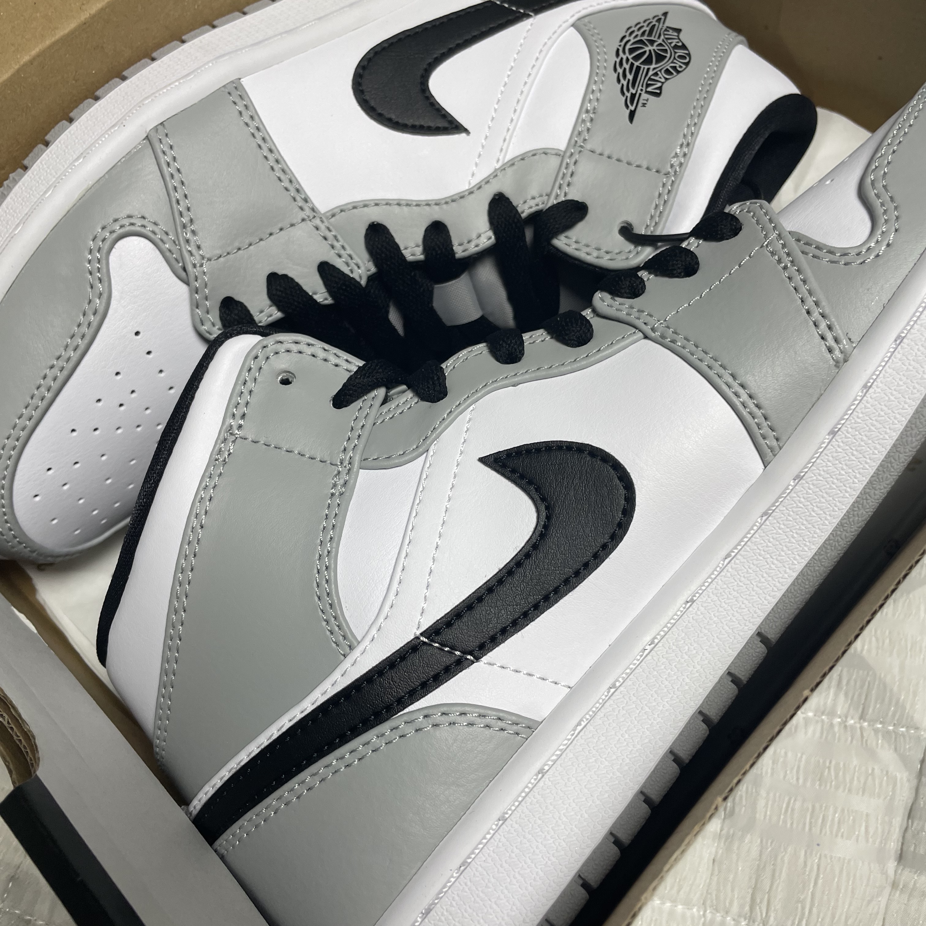 Jordan 1 Mid Light Smoke Grey 착용 스타일 - 2
