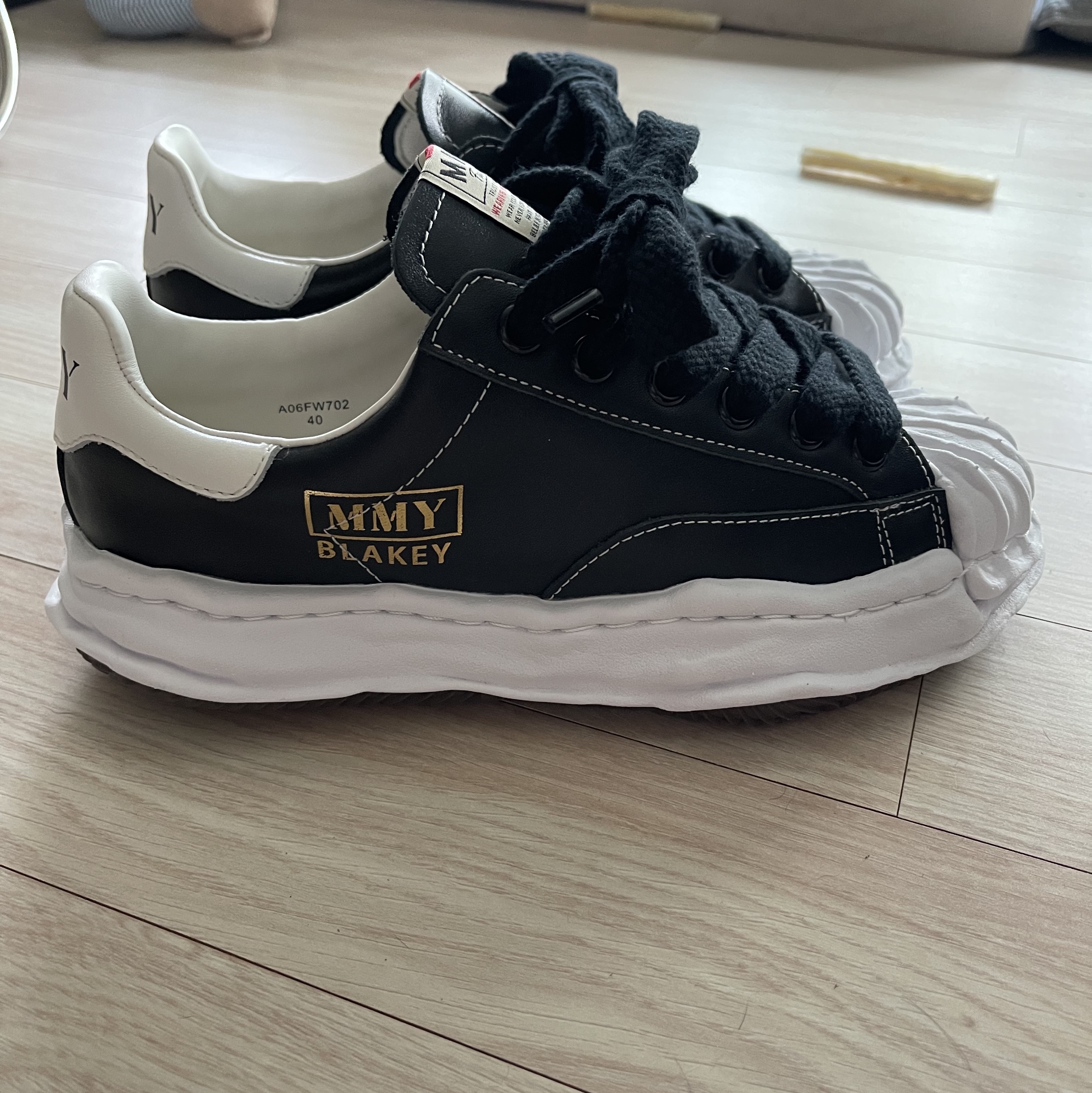 Maison Mihara Yasuhiro Blakey OG Sole Leather Low-top Sneakers Black 착용 스타일 - 1