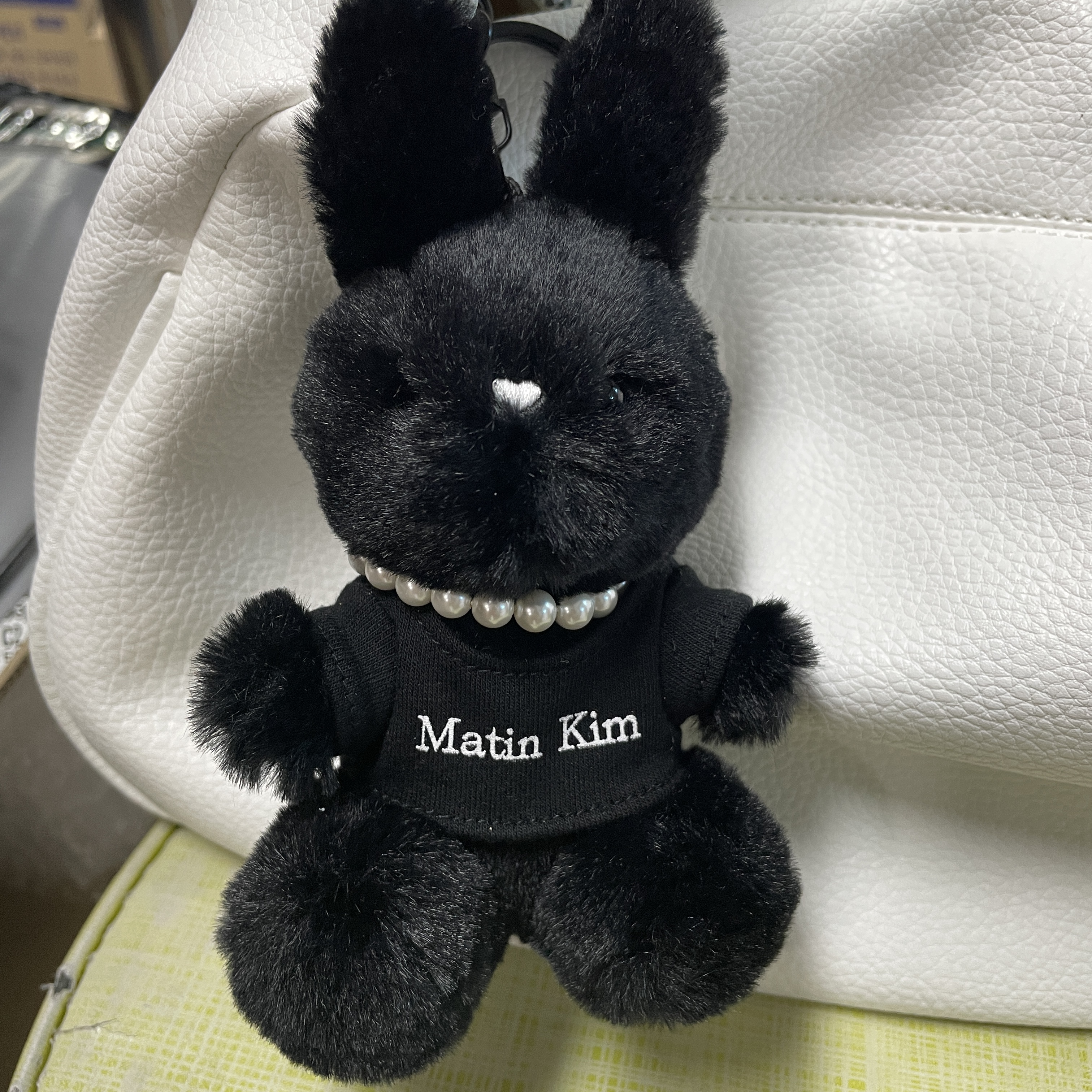 Matin Kim Black Bunny Toy Keyring Black 착용 스타일 - 2
