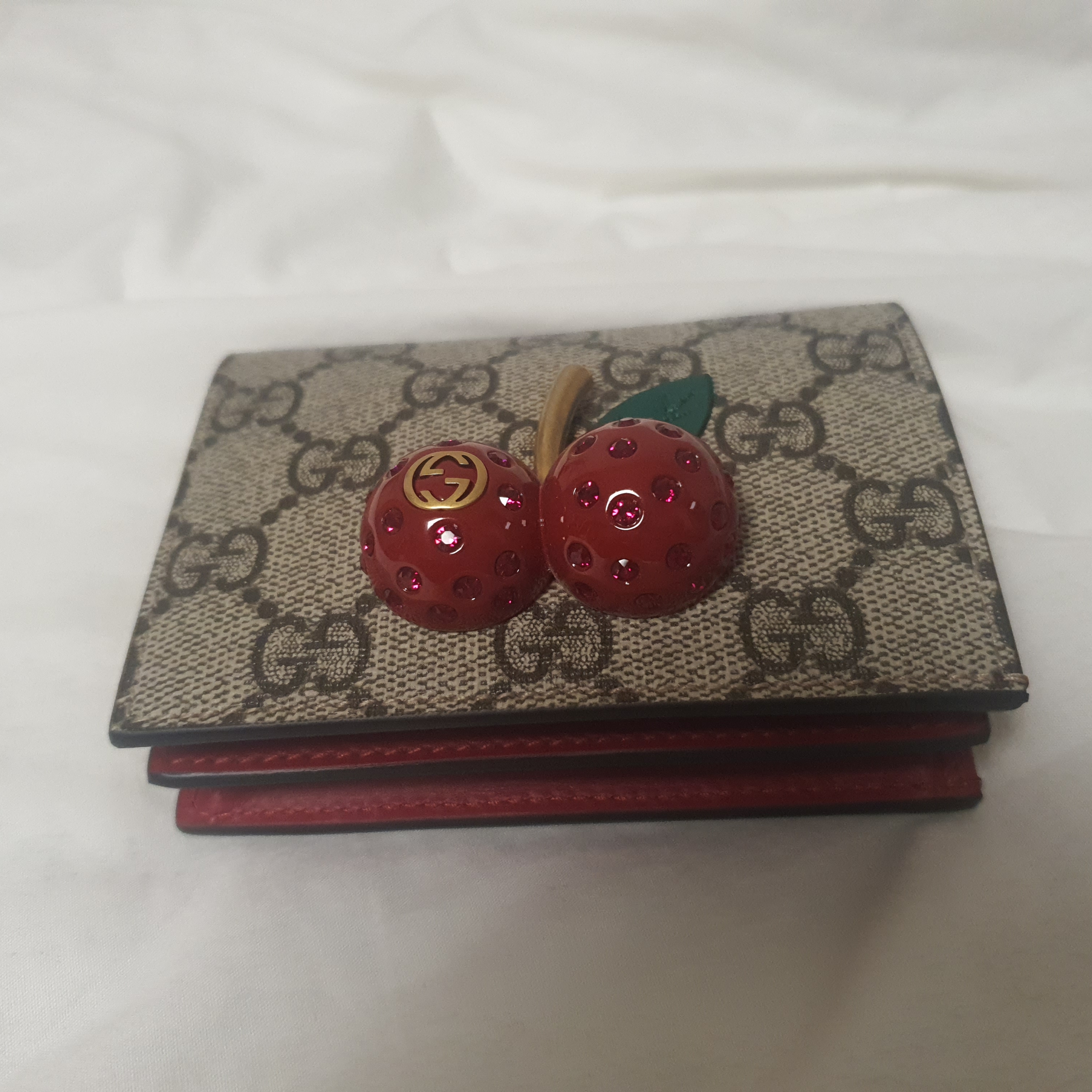Gucci GG Card Case Wallet with Cherries Beige Ebony 착용 스타일