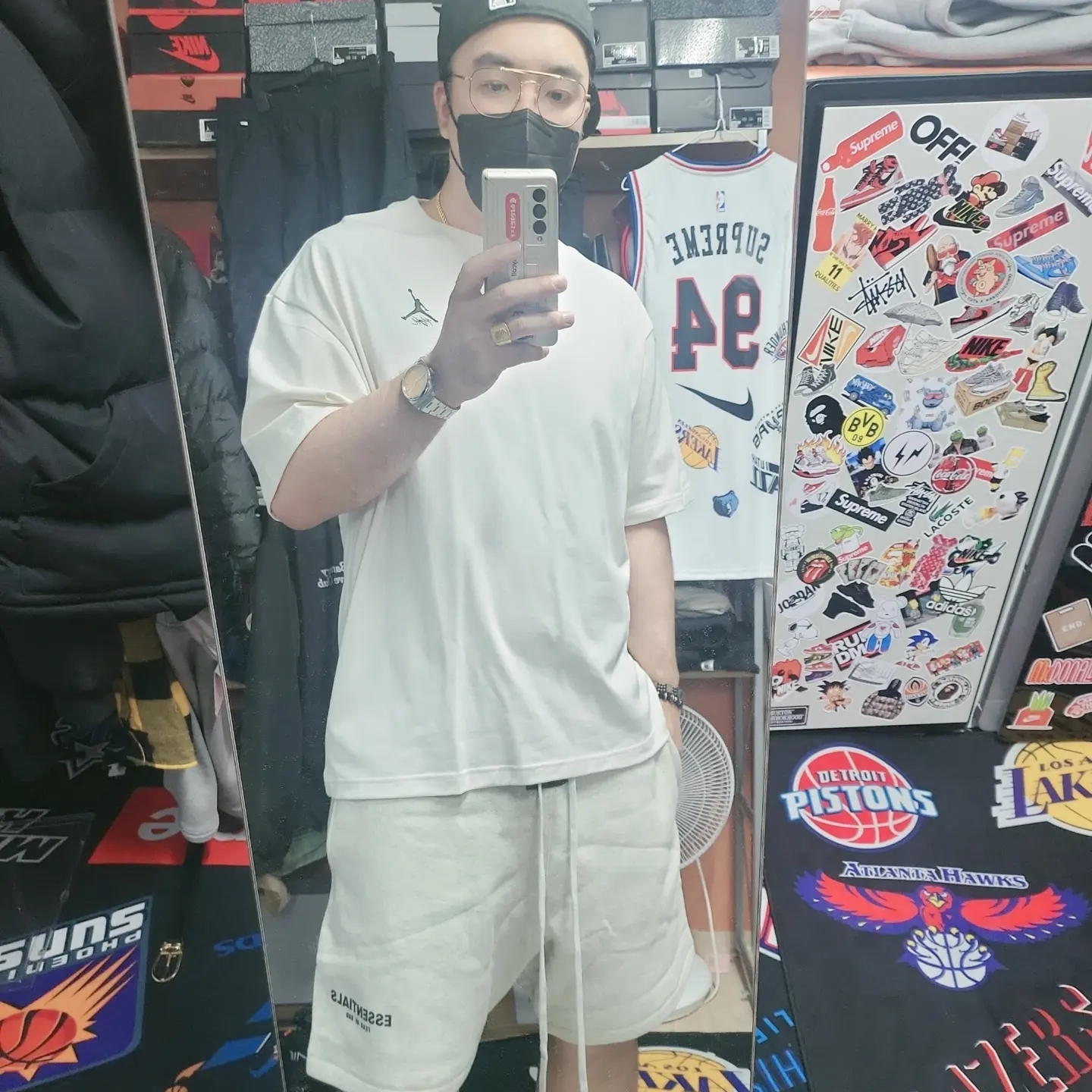 Essentials The Core Collection Sweatshorts Light Oatmeal, Supreme x Nike NBA Teams Authentic Jersey Black - 18SS 착용 스타일 - 1