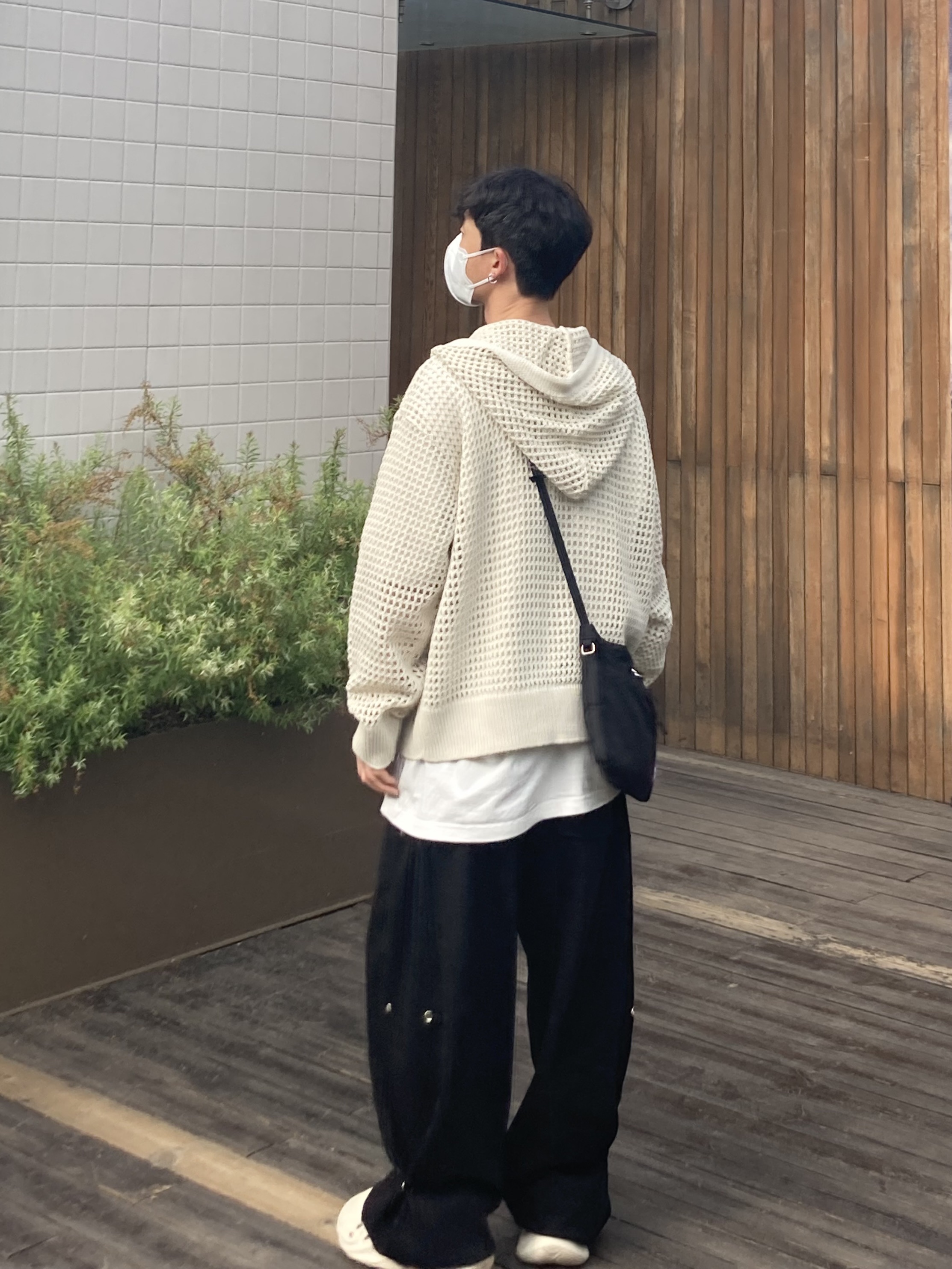 Adidas Yeezy Foam RNNR Sand 착용 스타일